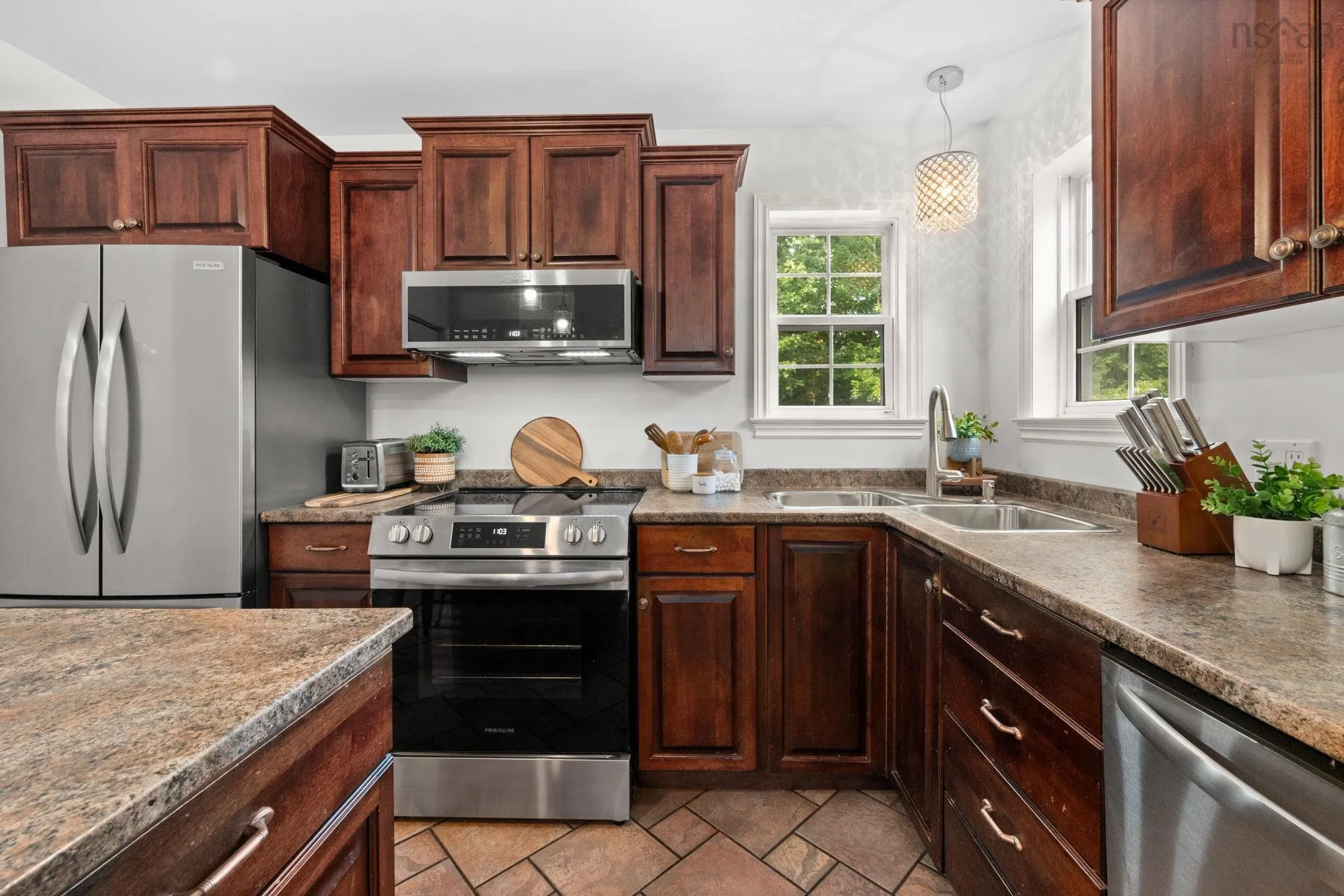2321 Loretta Avenue, Coldbrook, NS B4R 1A7, 5 Bedrooms Bedrooms, ,3 BathroomsBathrooms,Residential,For Sale,Loretta,202520308