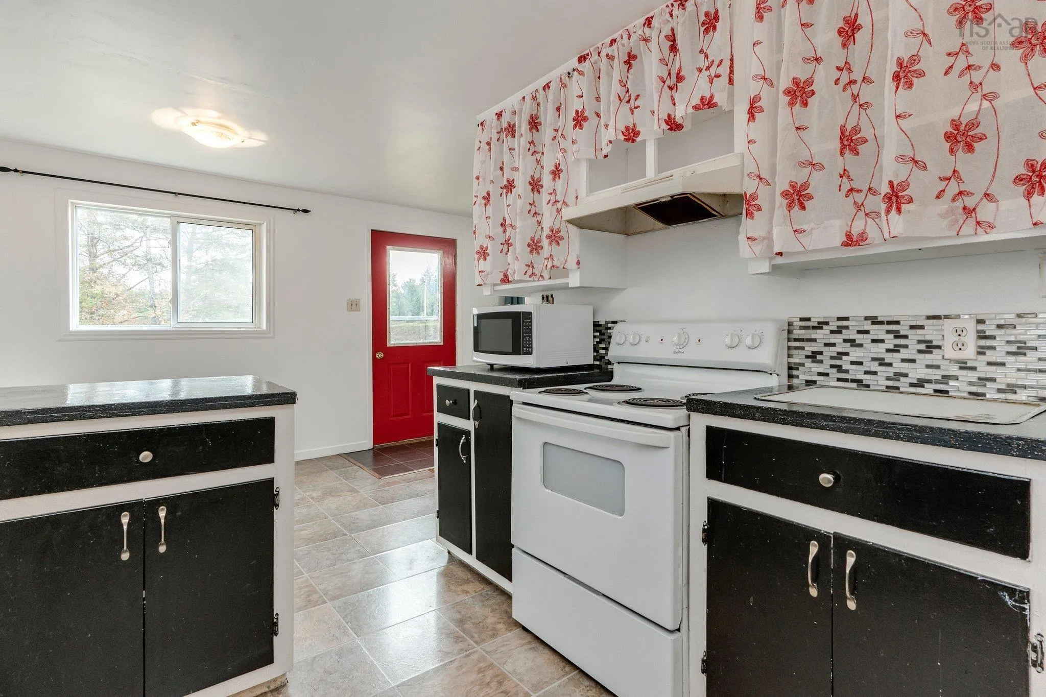 61 Dunlop Road, Brooklyn Ns B0n 2a0, 2 Bedrooms Bedrooms, ,1 BathroomBathrooms,Residential,For Sale,Dunlop,202500802