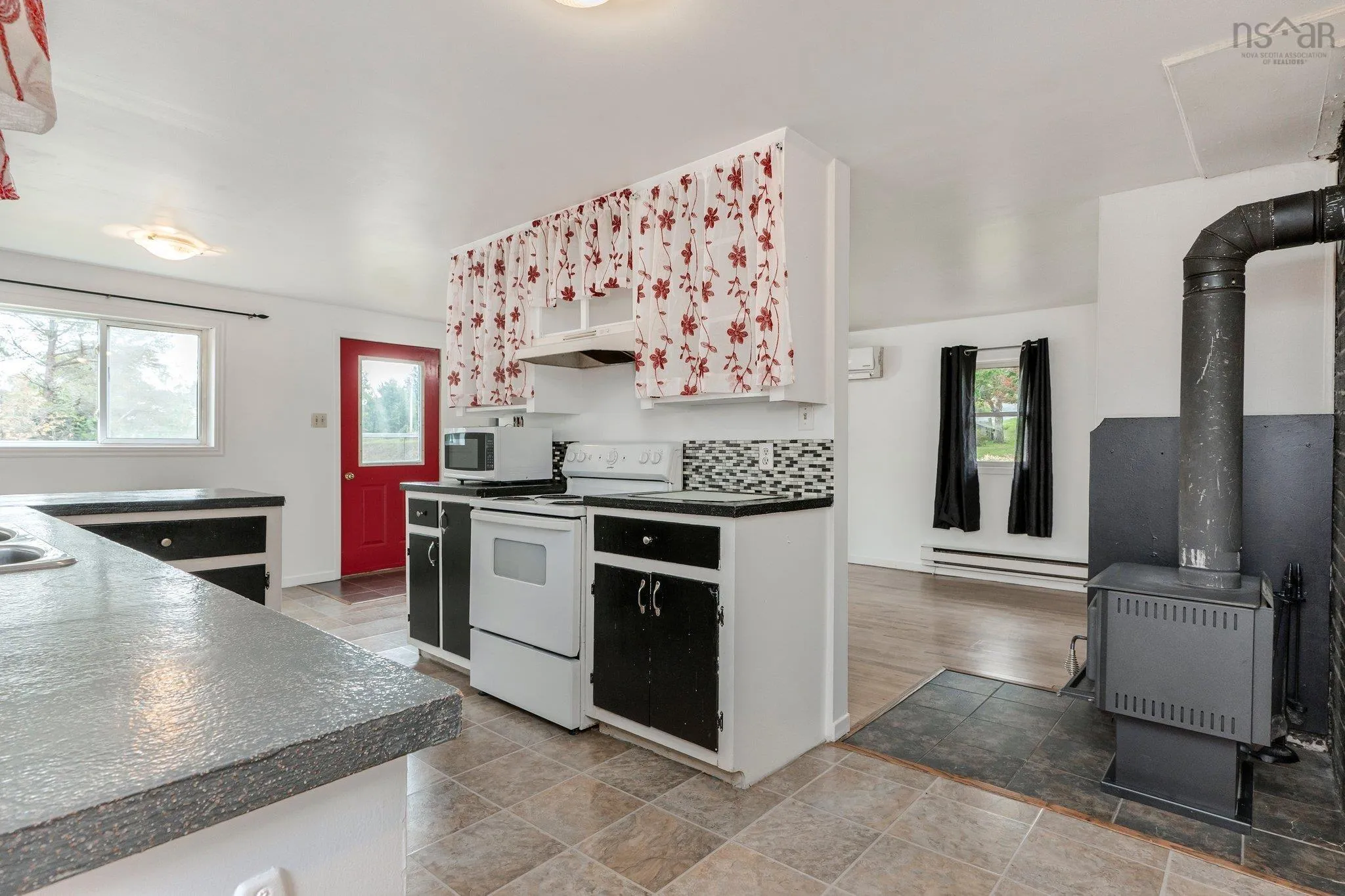 61 Dunlop Road, Brooklyn Ns B0n 2a0, 2 Bedrooms Bedrooms, ,1 BathroomBathrooms,Residential,For Sale,Dunlop,202500802