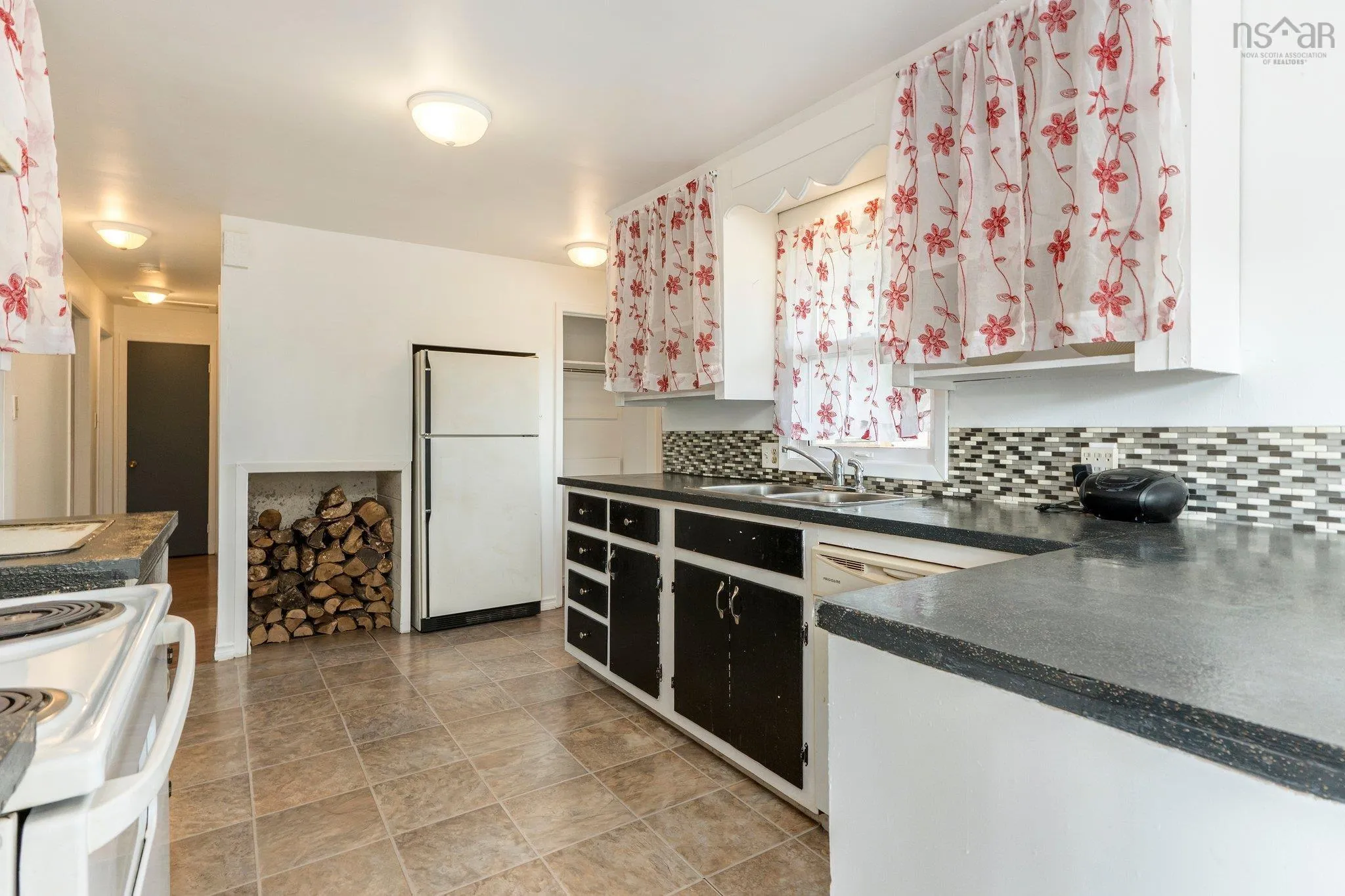 61 Dunlop Road, Brooklyn Ns B0n 2a0, 2 Bedrooms Bedrooms, ,1 BathroomBathrooms,Residential,For Sale,Dunlop,202500802