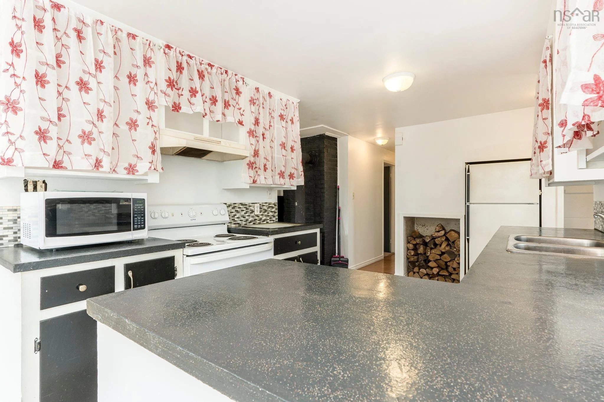 61 Dunlop Road, Brooklyn Ns B0n 2a0, 2 Bedrooms Bedrooms, ,1 BathroomBathrooms,Residential,For Sale,Dunlop,202500802