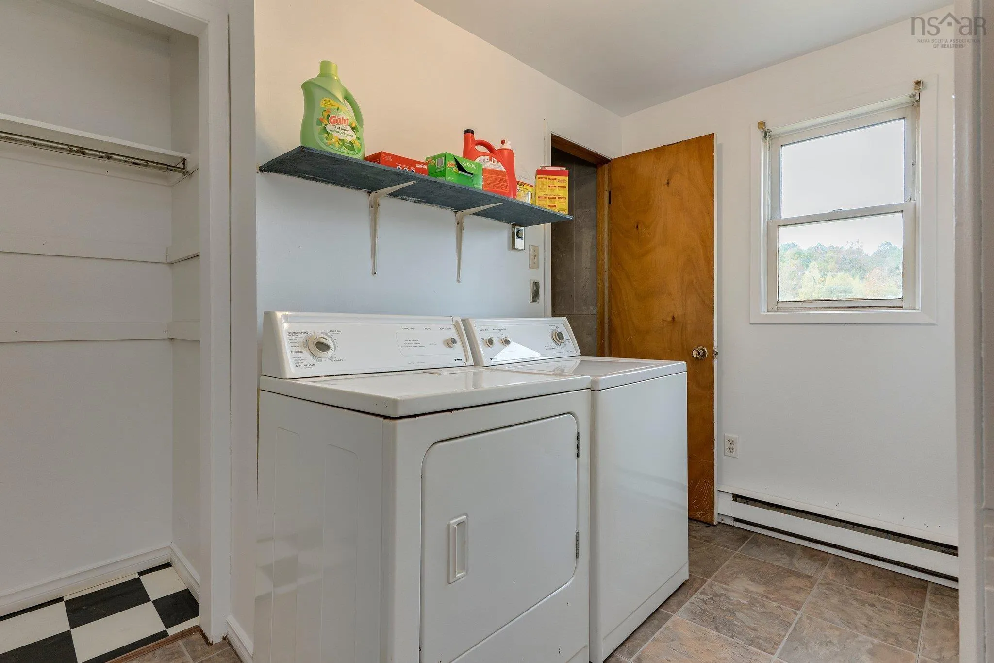 61 Dunlop Road, Brooklyn Ns B0n 2a0, 2 Bedrooms Bedrooms, ,1 BathroomBathrooms,Residential,For Sale,Dunlop,202500802