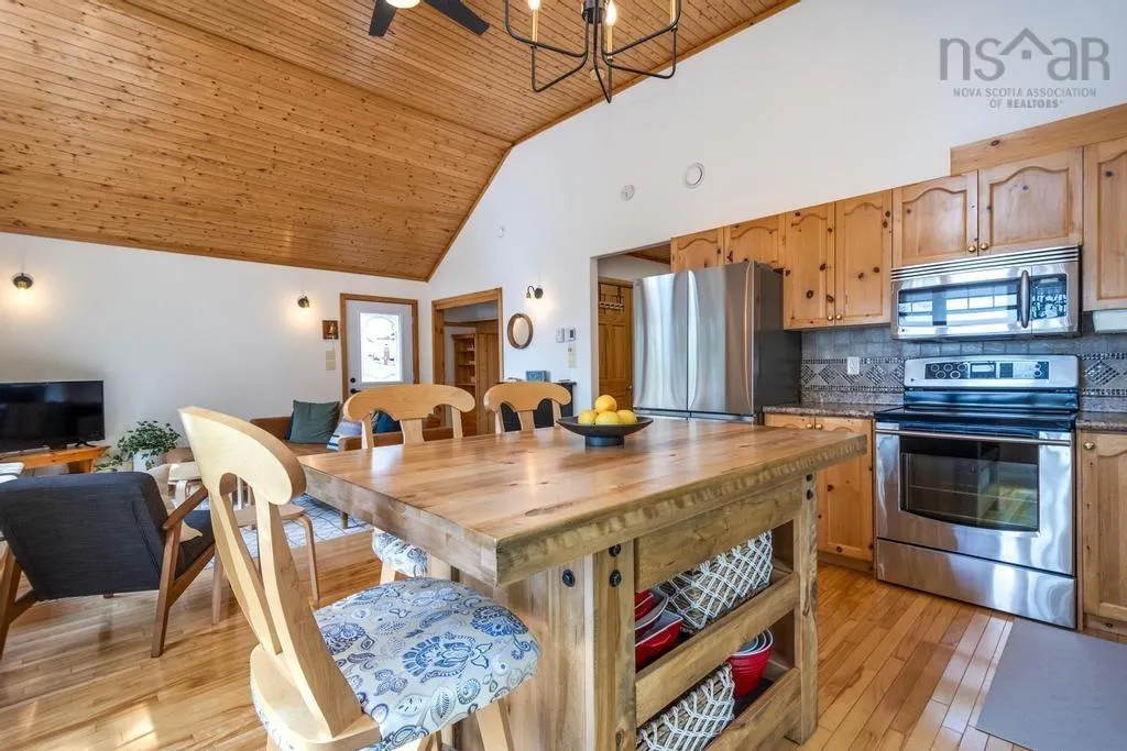 74 Canyon Point Road, Vaughan, NS B0N 2T0, 2 Bedrooms Bedrooms, ,1 BathroomBathrooms,Residential,For Sale,Canyon Point,202520015