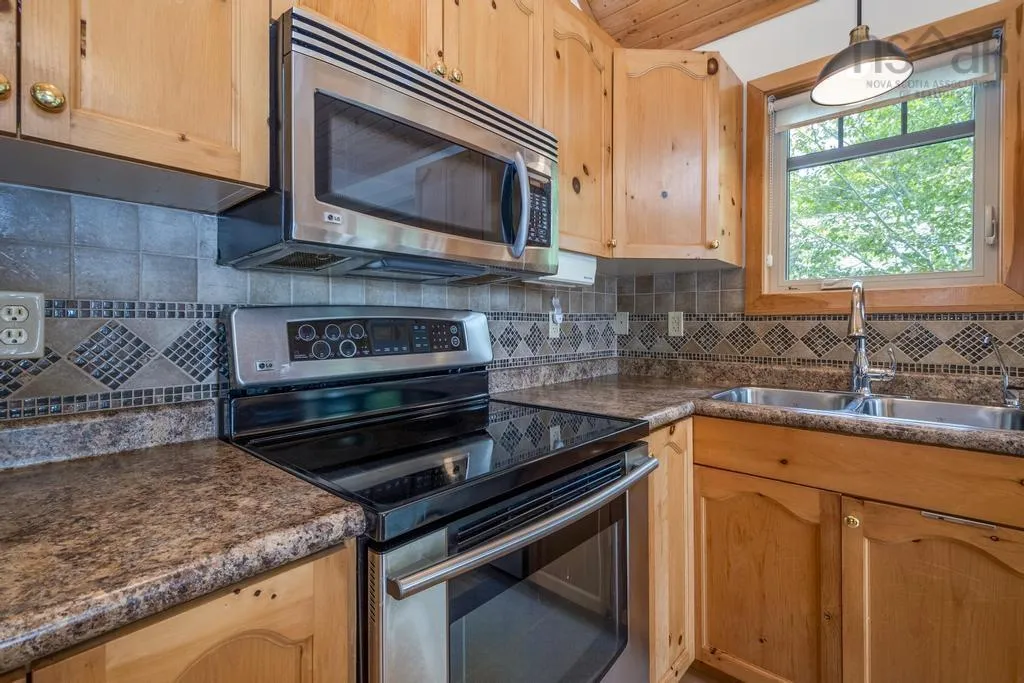 74 Canyon Point Road, Vaughan, NS B0N 2T0, 2 Bedrooms Bedrooms, ,1 BathroomBathrooms,Residential,For Sale,Canyon Point,202520015