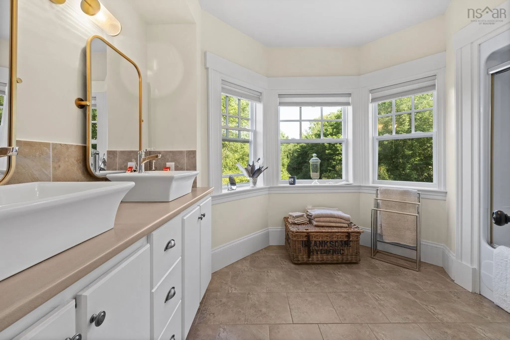 190 Main Street, Berwick, NS B0P 1E0, 4 Bedrooms Bedrooms, ,3 BathroomsBathrooms,Residential,For Sale,Main,202519583