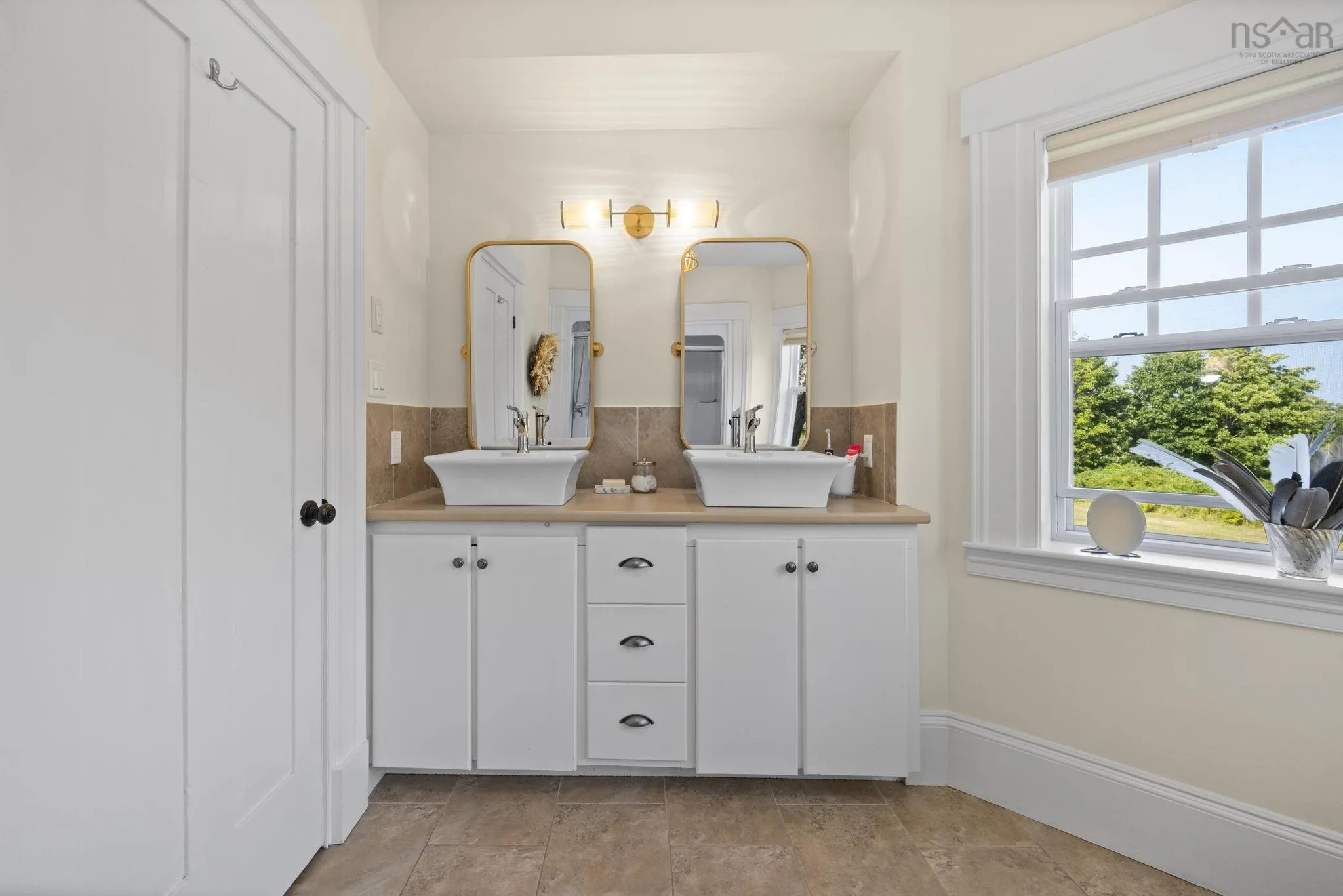 190 Main Street, Berwick, NS B0P 1E0, 4 Bedrooms Bedrooms, ,3 BathroomsBathrooms,Residential,For Sale,Main,202519583