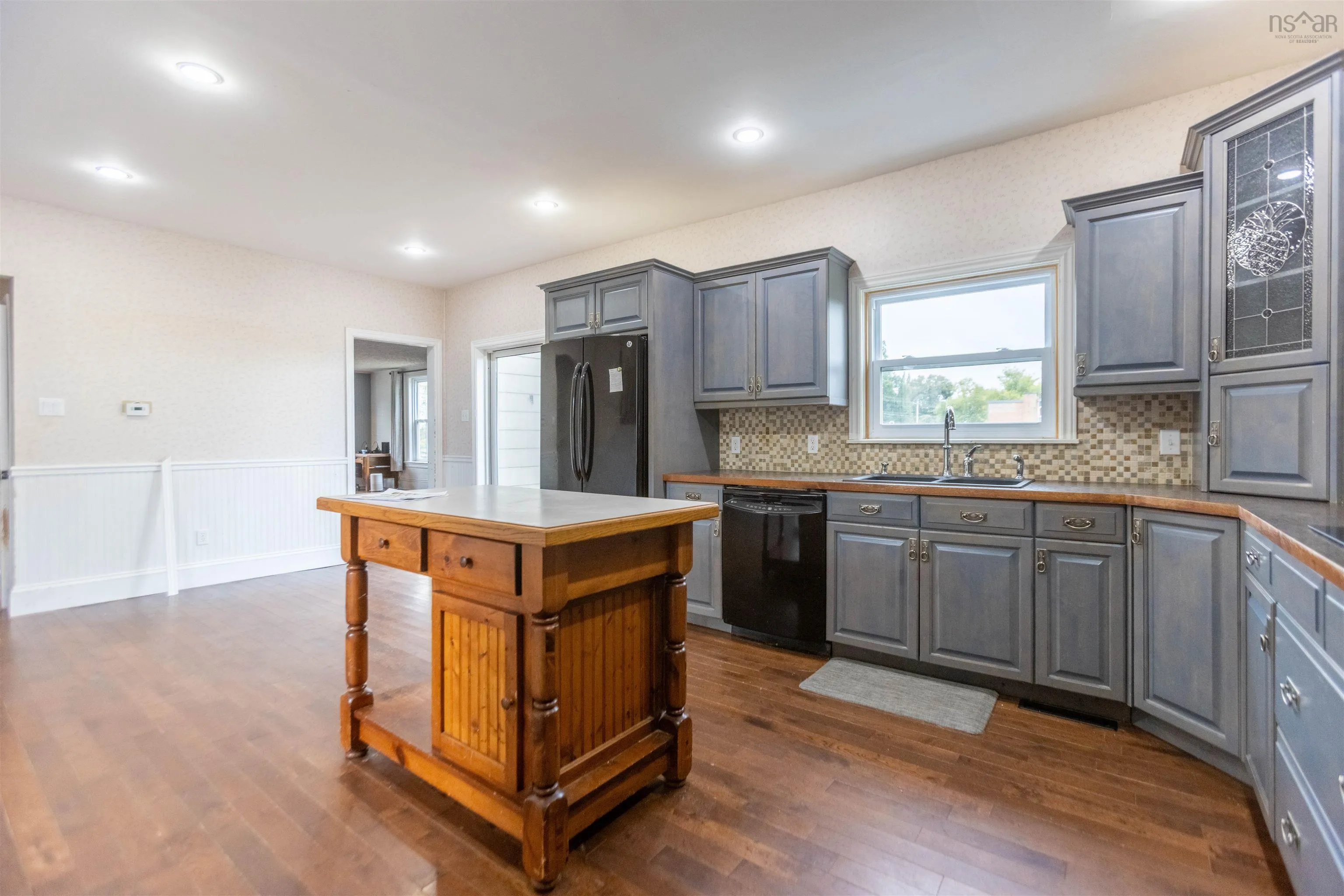 230 Victoria Street E, Amherst, NS B4H 1Y9, 3 Bedrooms Bedrooms, ,2 BathroomsBathrooms,Residential,For Sale,Victoria,202517517