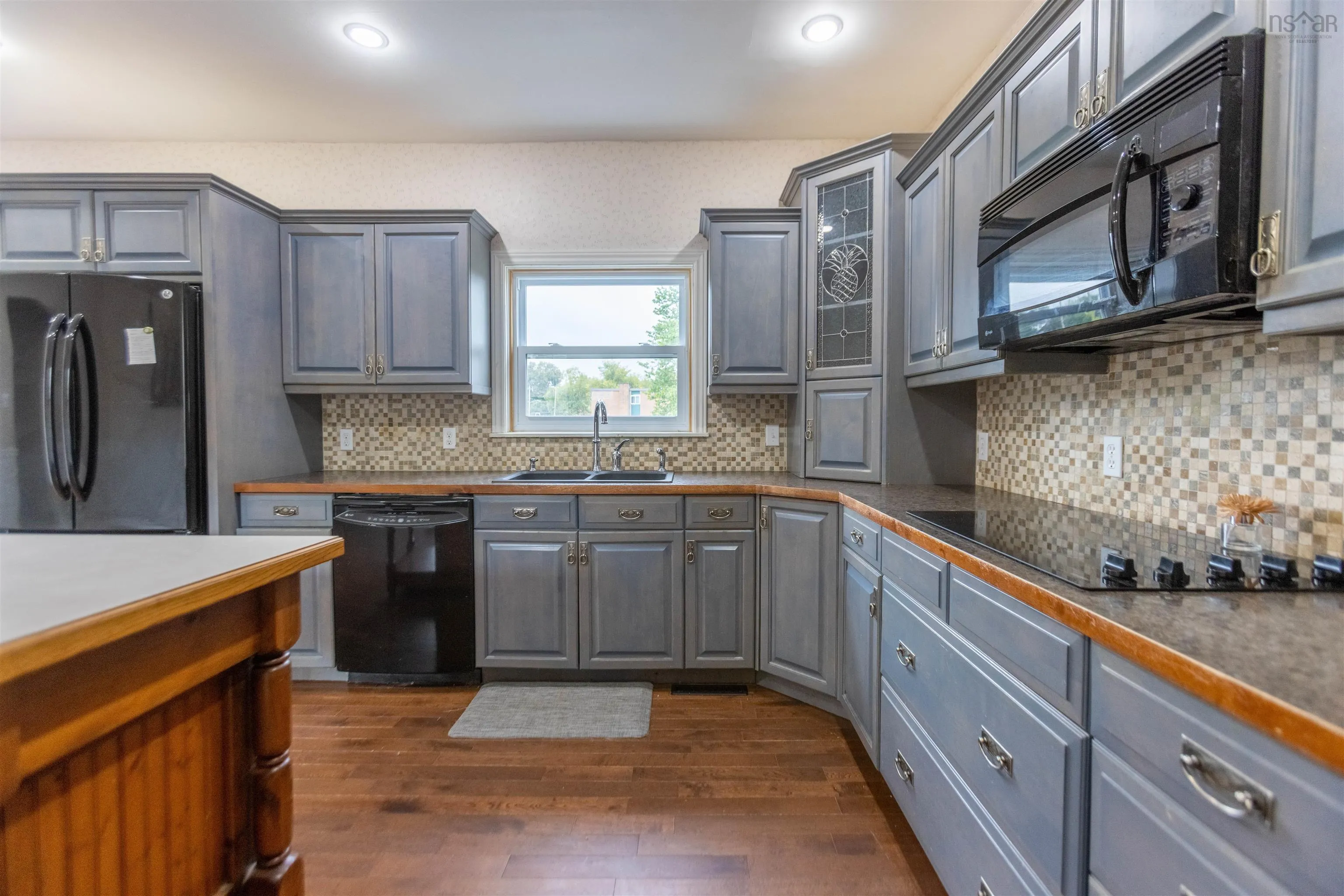 230 Victoria Street E, Amherst, NS B4H 1Y9, 3 Bedrooms Bedrooms, ,2 BathroomsBathrooms,Residential,For Sale,Victoria,202517517