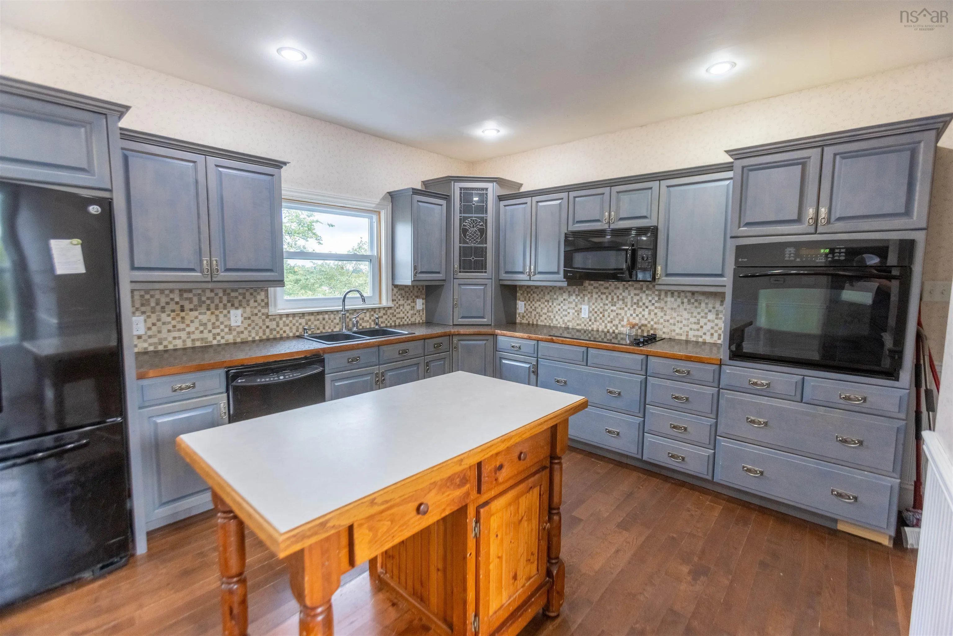 230 Victoria Street E, Amherst, NS B4H 1Y9, 3 Bedrooms Bedrooms, ,2 BathroomsBathrooms,Residential,For Sale,Victoria,202517517