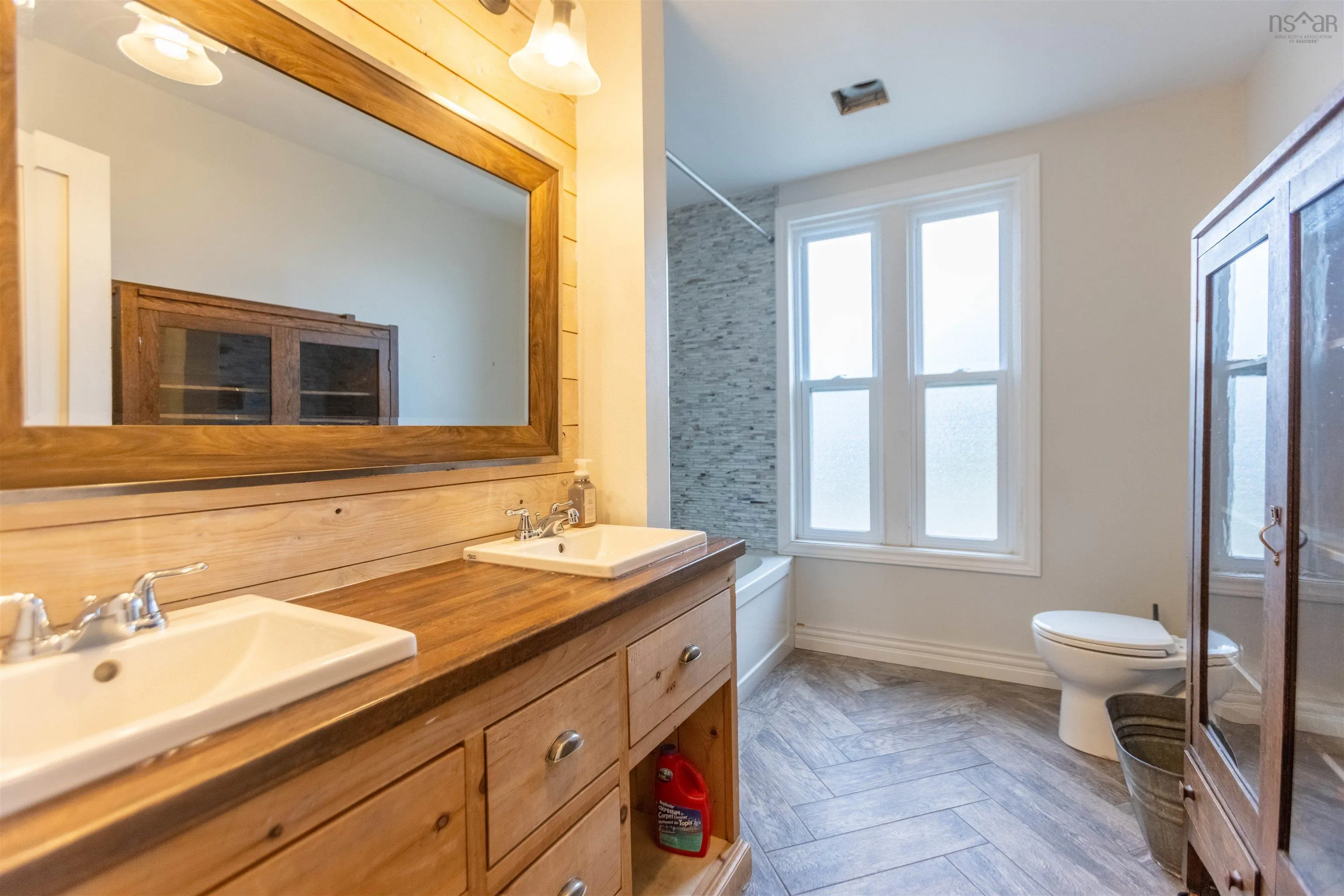 230 Victoria Street E, Amherst, NS B4H 1Y9, 3 Bedrooms Bedrooms, ,2 BathroomsBathrooms,Residential,For Sale,Victoria,202517517