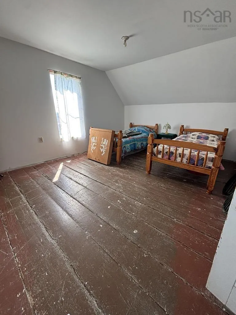 5 Strickland Road, Yarmouth Ns B5a 5a6, 4 Bedrooms Bedrooms, ,1 BathroomBathrooms,Residential,For Sale,Strickland,202509077