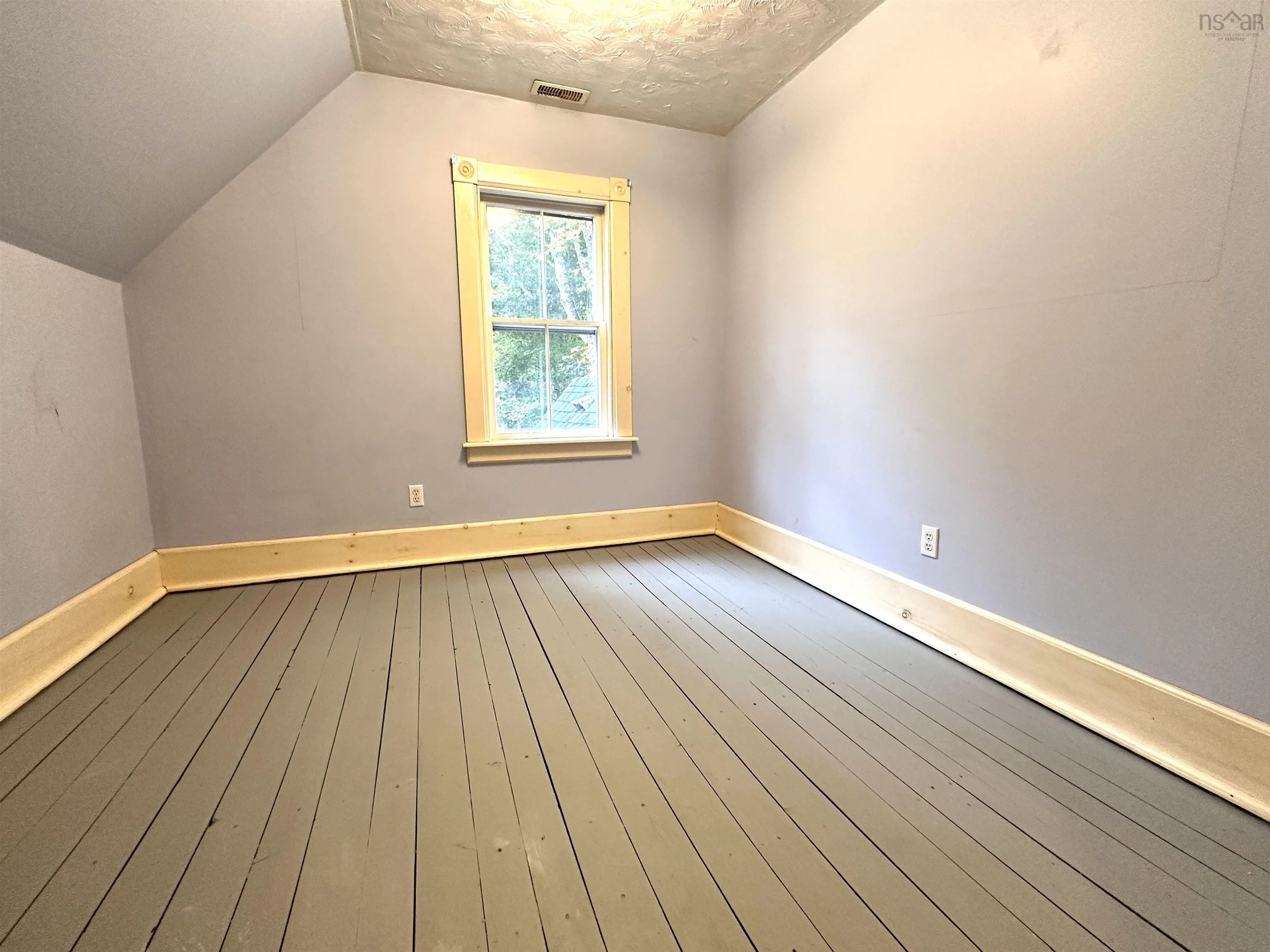 195 York Street, Bridgewater, NS B4V 1R4, 3 Bedrooms Bedrooms, ,2 BathroomsBathrooms,Residential,For Sale,York,202525435