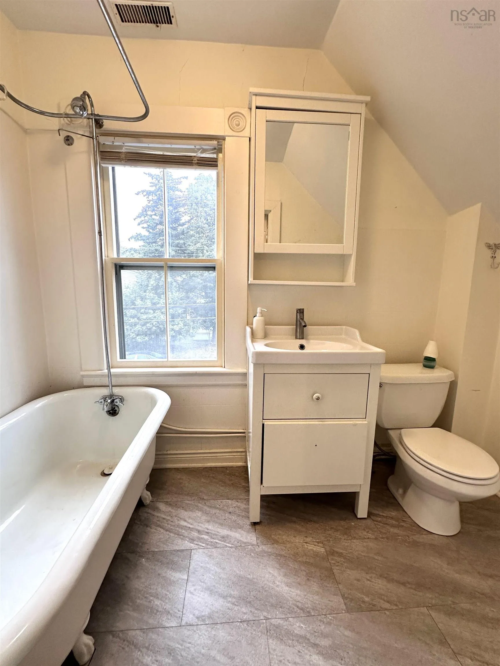 195 York Street, Bridgewater, NS B4V 1R4, 3 Bedrooms Bedrooms, ,2 BathroomsBathrooms,Residential,For Sale,York,202525435