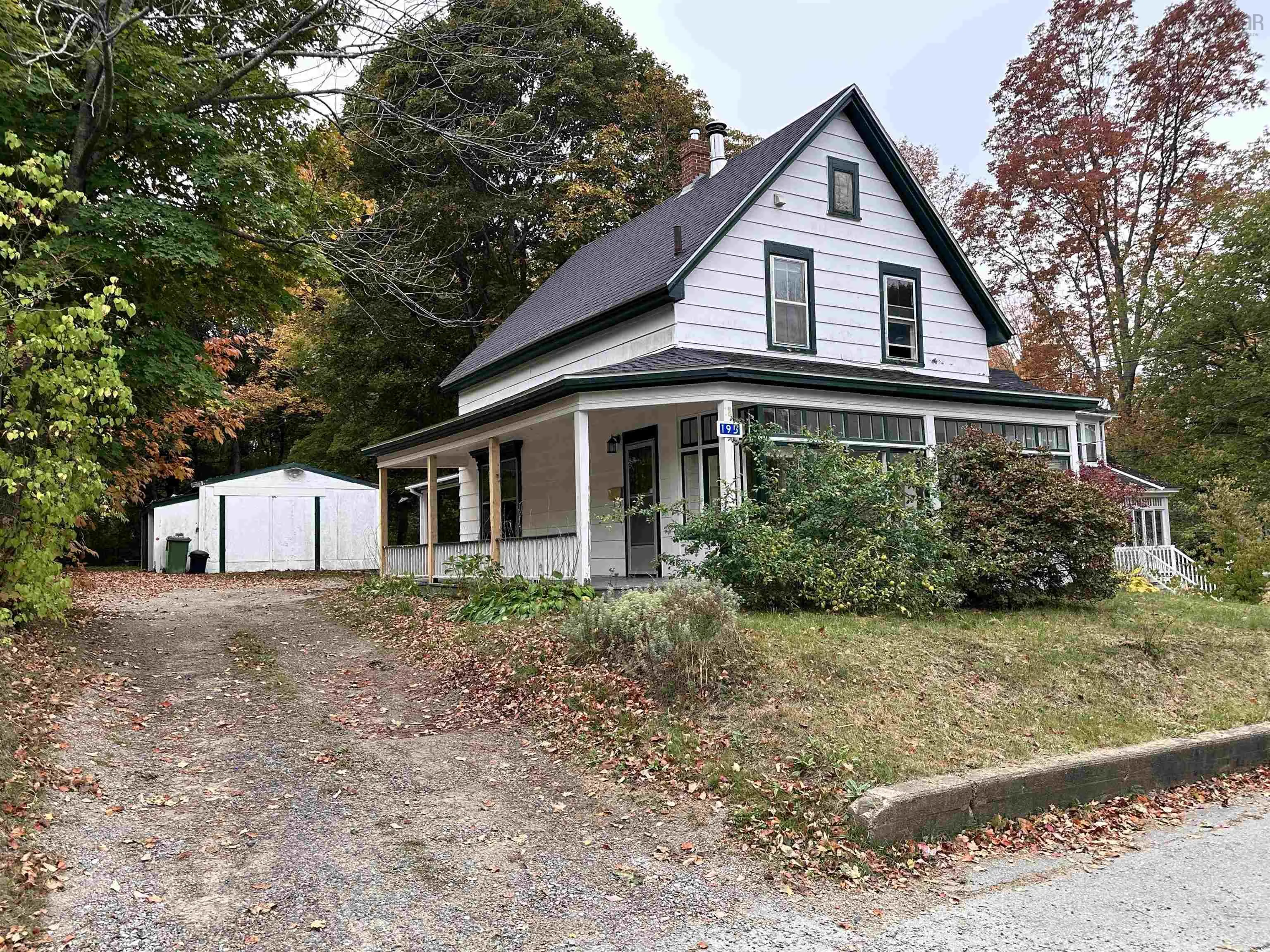 195 York Street, Bridgewater, NS B4V 1R4, 3 Bedrooms Bedrooms, ,2 BathroomsBathrooms,Residential,For Sale,York,202525435