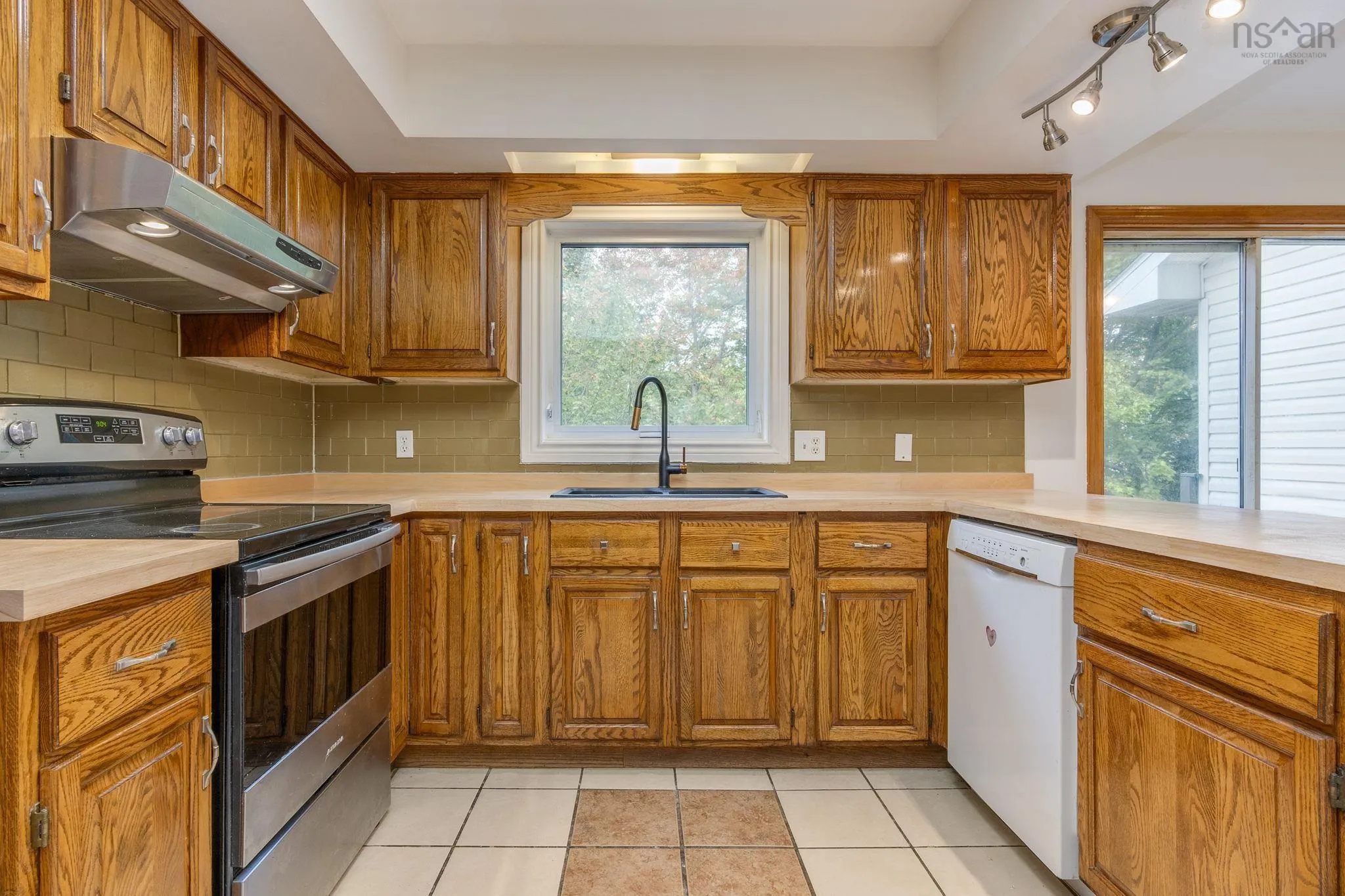 6 Amberwood Court, Halifax, NS B3M 3X7, 6 Bedrooms Bedrooms, ,4 BathroomsBathrooms,Residential,For Sale,Amberwood,202525610