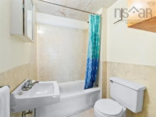 66 Maple Avenue, Lunenburg Ns B0j 2c0, 6 Bedrooms Bedrooms, ,Residential Income,For Sale,Maple,202508811