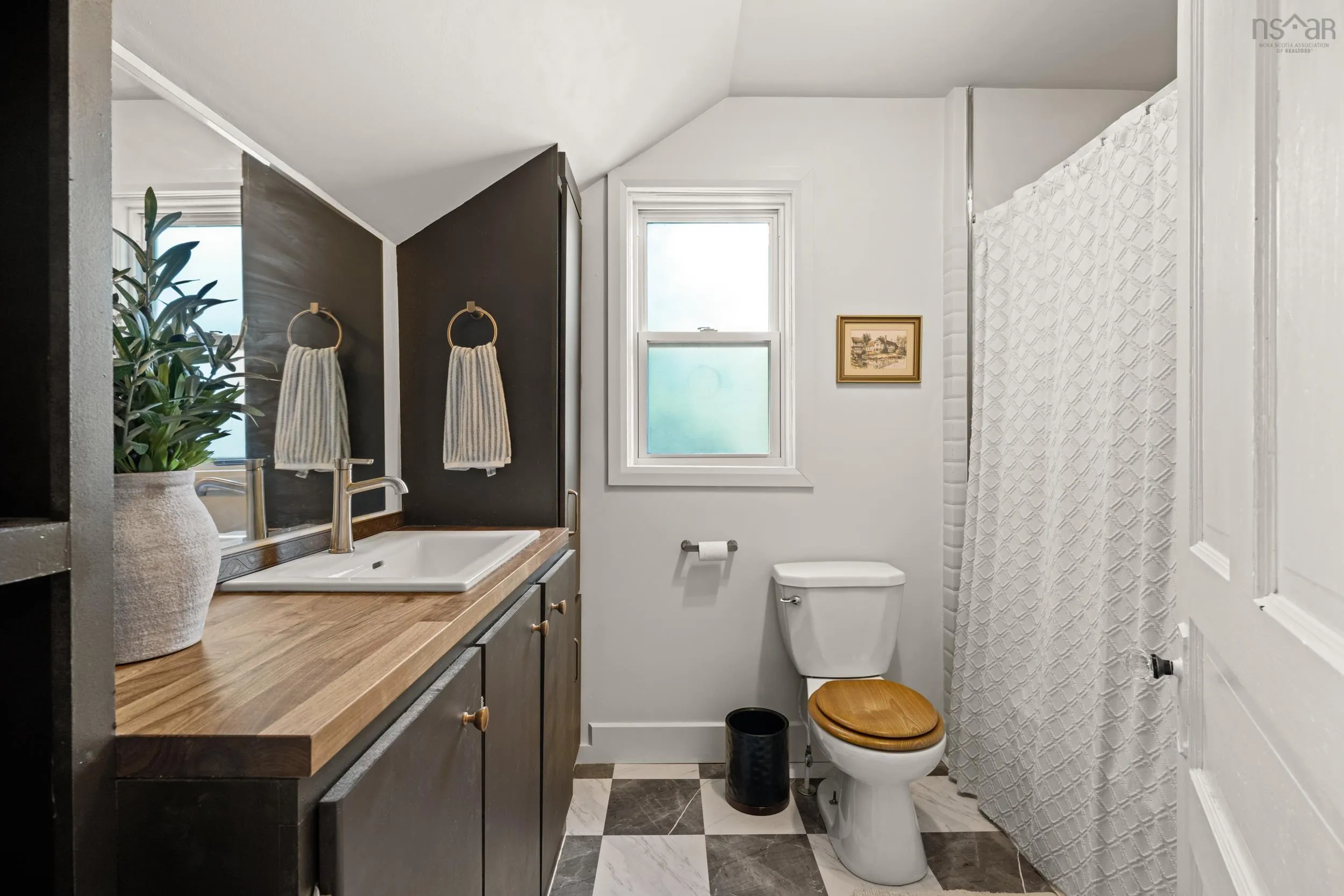 94 Windmill Road, Dartmouth, NS B3A 1C7, 3 Bedrooms Bedrooms, ,1 BathroomBathrooms,Residential,For Sale,Windmill,202521305