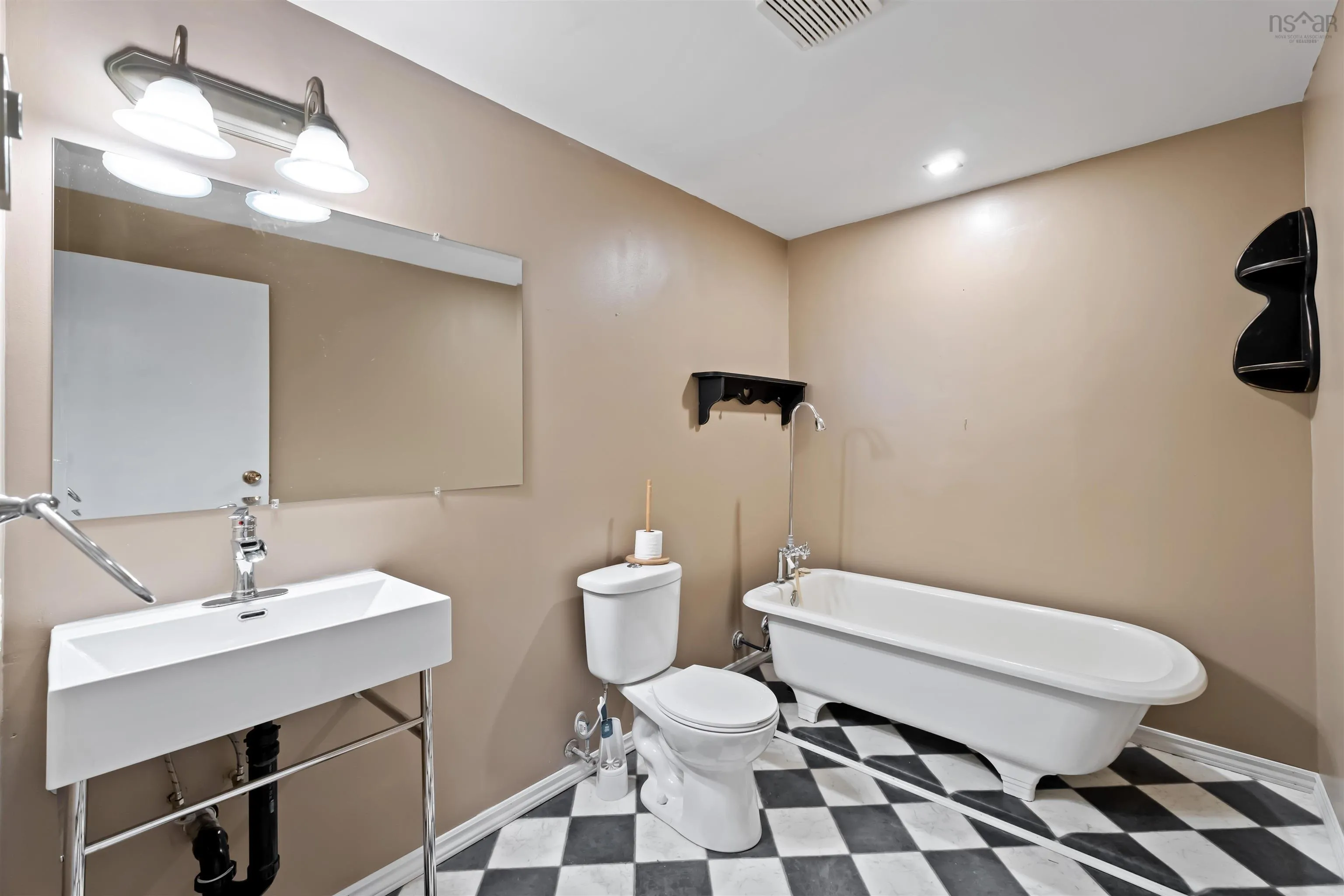 132 Highway 1, Dayton, NS B5A 5A1, 4 Bedrooms Bedrooms, ,2 BathroomsBathrooms,Residential,For Sale,Highway 1,202502556