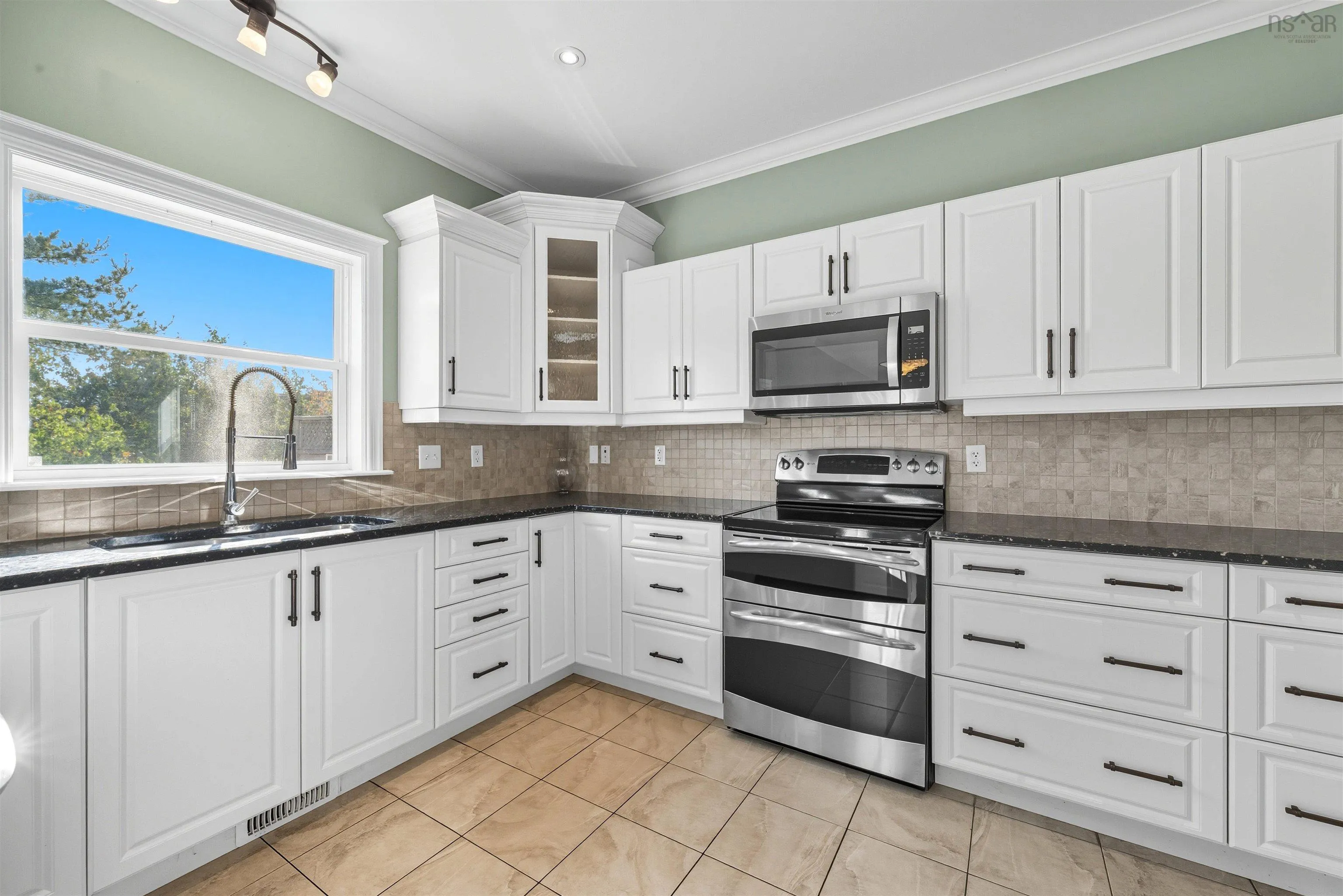 95 William Borrett Terrace, Bedford, NS B4A 0G7, 6 Bedrooms Bedrooms, ,4 BathroomsBathrooms,Residential,For Sale,William Borrett,202525399