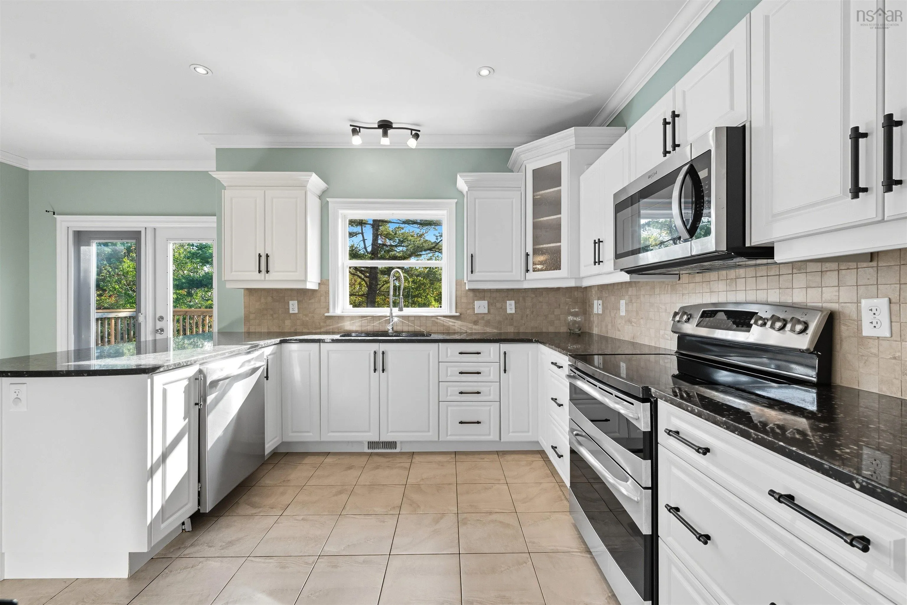 95 William Borrett Terrace, Bedford, NS B4A 0G7, 6 Bedrooms Bedrooms, ,4 BathroomsBathrooms,Residential,For Sale,William Borrett,202525399