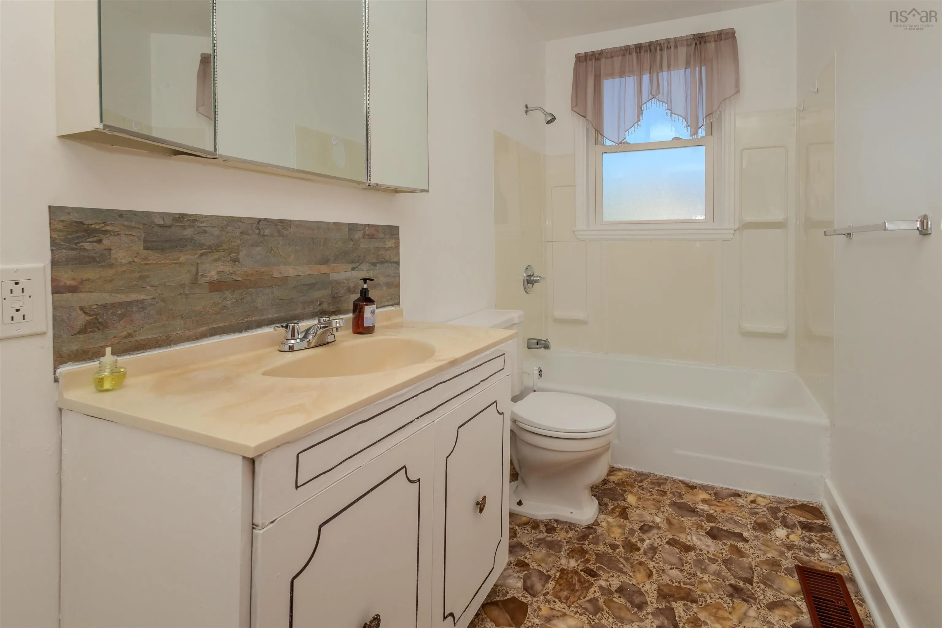 186 Cabot Street, Sydney, NS B1P 4E3, 3 Bedrooms Bedrooms, ,1 BathroomBathrooms,Residential,For Sale,Cabot,202512352