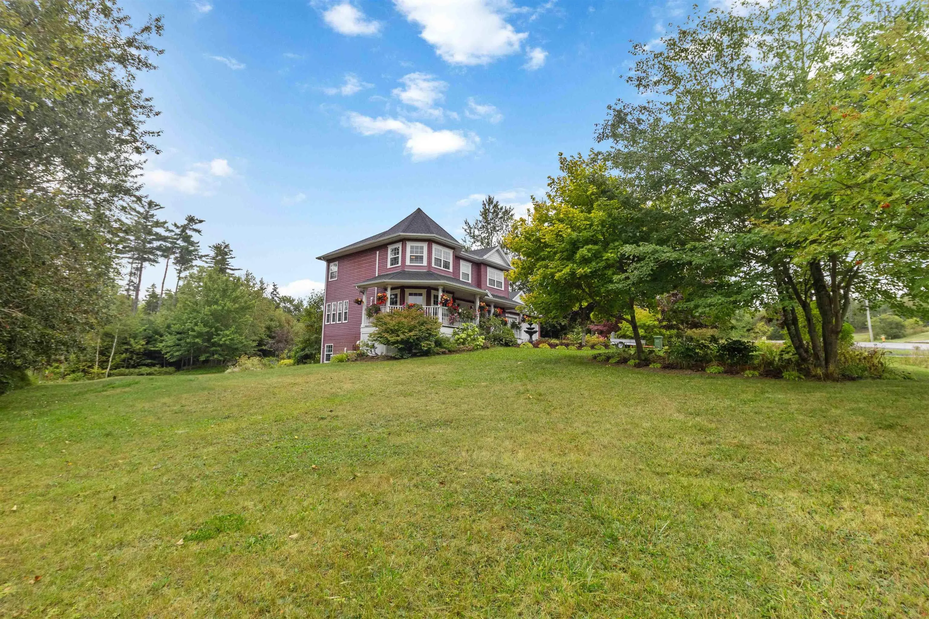 16 Valerie Court, Windsor Junction, NS B2T 1Y7, 3 Bedrooms Bedrooms, ,4 BathroomsBathrooms,Residential,For Sale,Valerie Court,202522771