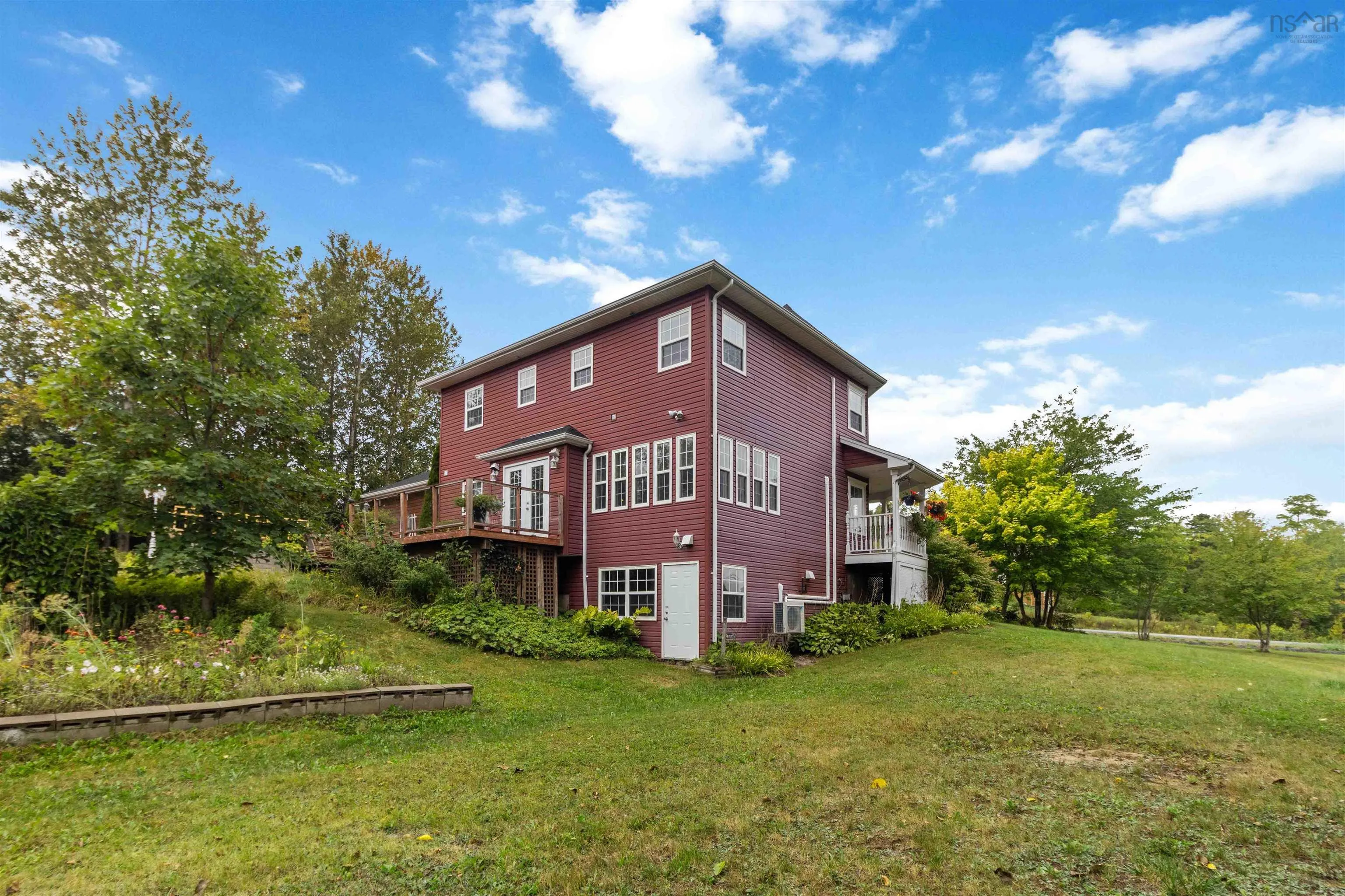 16 Valerie Court, Windsor Junction, NS B2T 1Y7, 3 Bedrooms Bedrooms, ,4 BathroomsBathrooms,Residential,For Sale,Valerie Court,202522771