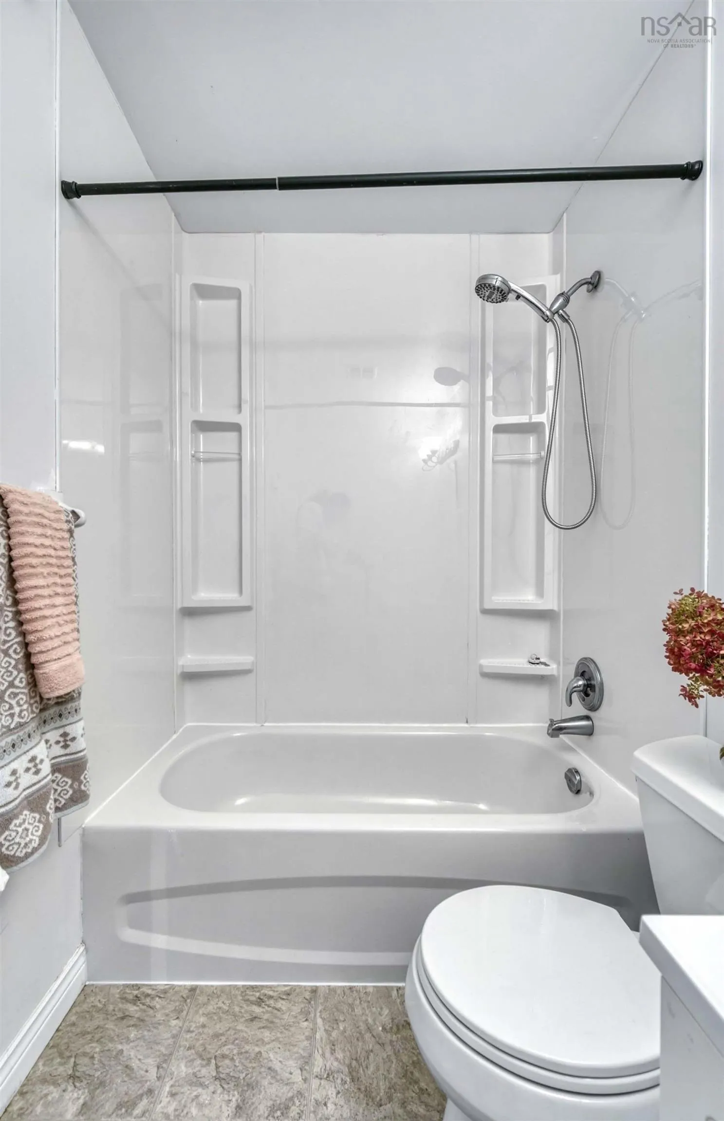 77 Amin Street, Bedford, NS B4A 4B8, 4 Bedrooms Bedrooms, ,4 BathroomsBathrooms,Residential,For Sale,Amin,202524202
