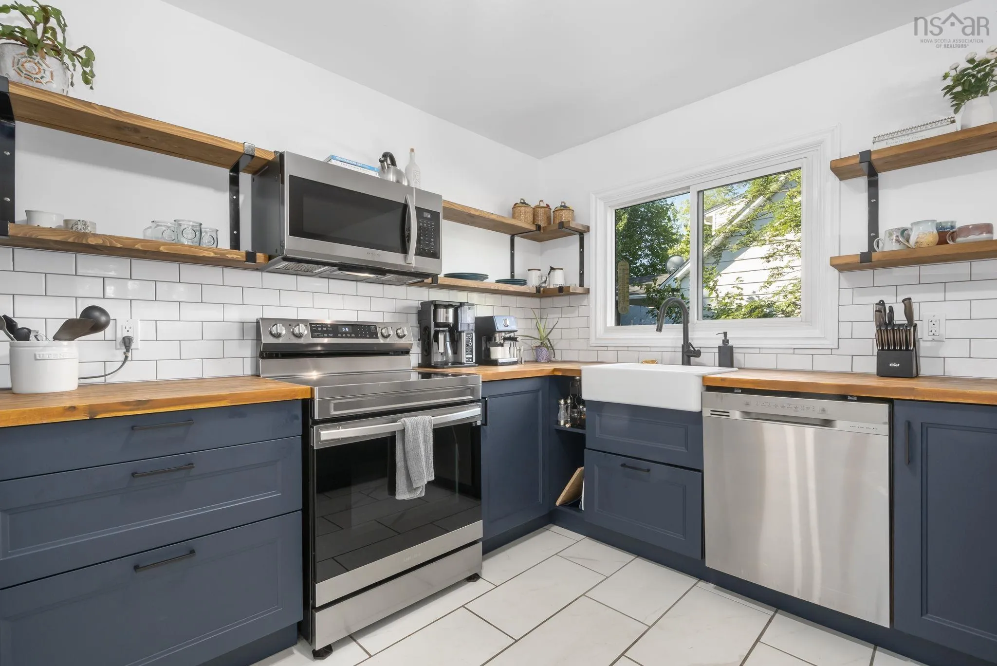 18 Oakwood Avenue, Dartmouth, NS B2W 3C7, 4 Bedrooms Bedrooms, ,2 BathroomsBathrooms,Residential,For Sale,Oakwood,202518493