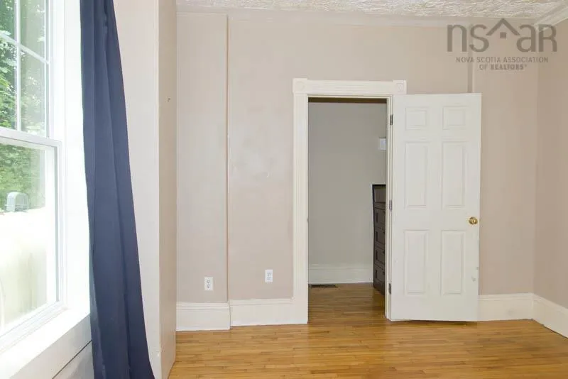 296 Main Street, Kentville, NS B4N 1K4, 6 Bedrooms Bedrooms, ,Residential Income,For Sale,Main,202520159