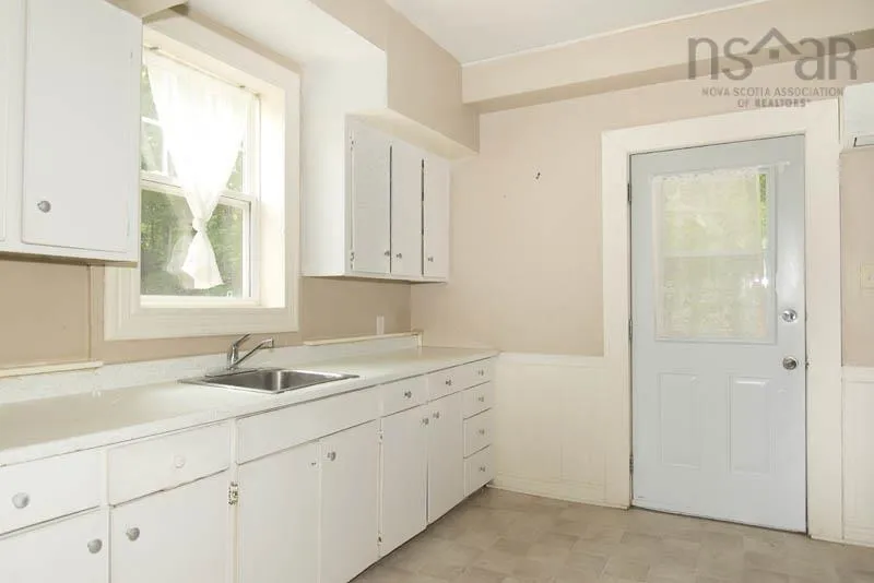 296 Main Street, Kentville, NS B4N 1K4, 6 Bedrooms Bedrooms, ,Residential Income,For Sale,Main,202520159