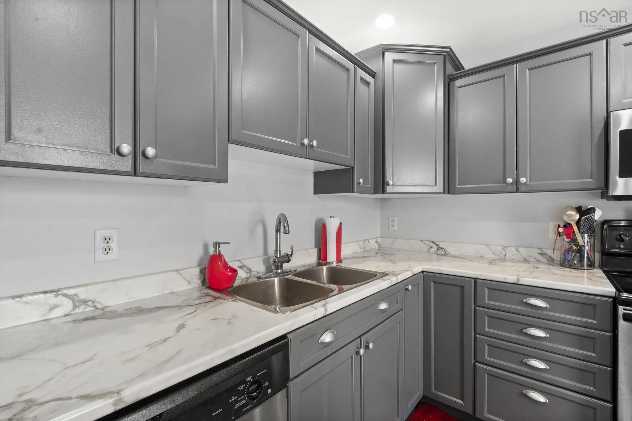 25 Middle Street, Dartmouth, NS B3A 4B7, 4 Bedrooms Bedrooms, ,3 BathroomsBathrooms,Residential,For Sale,Middle,202524159