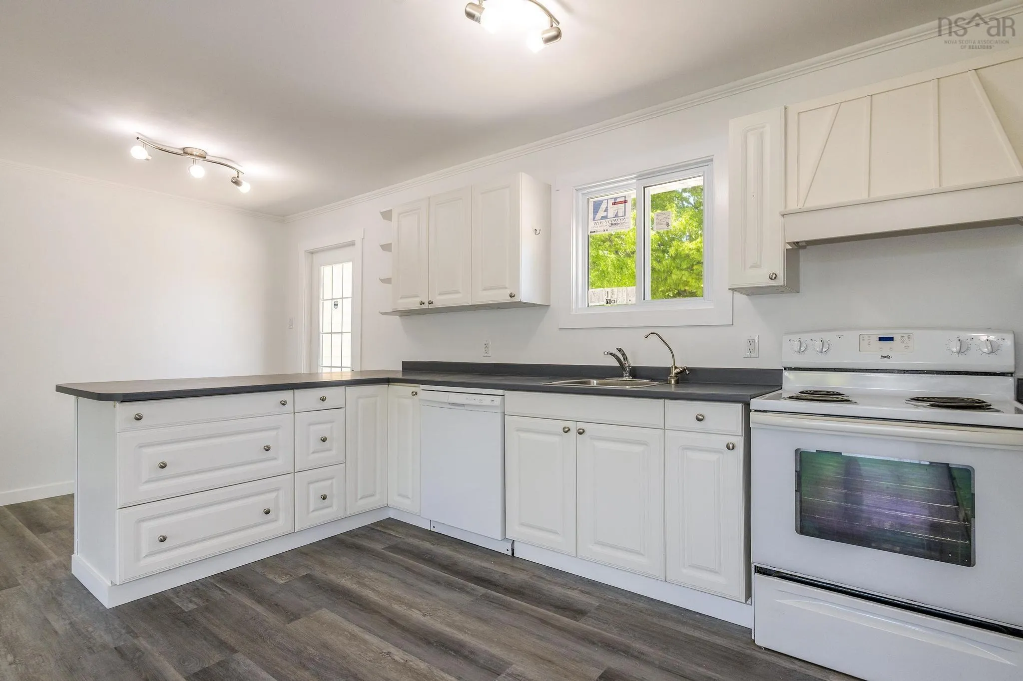 35 Lockhart Avenue, Truro, NS B2N 5T6, 3 Bedrooms Bedrooms, ,2 BathroomsBathrooms,Residential,For Sale,Lockhart,202512780