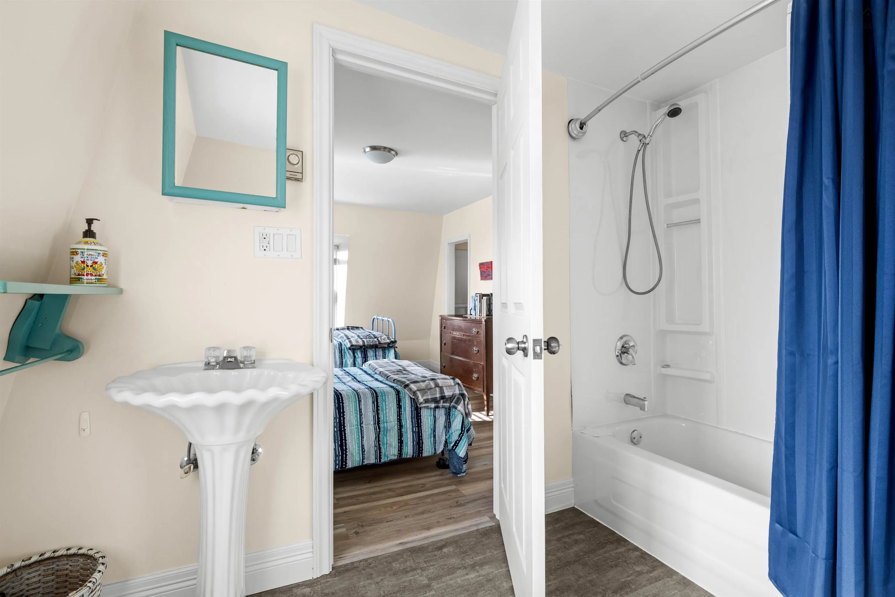125 The Point Road, Blue Rocks, NS B0J 2C0, 2 Bedrooms Bedrooms, ,3 BathroomsBathrooms,Residential,For Sale,The Point,202521988