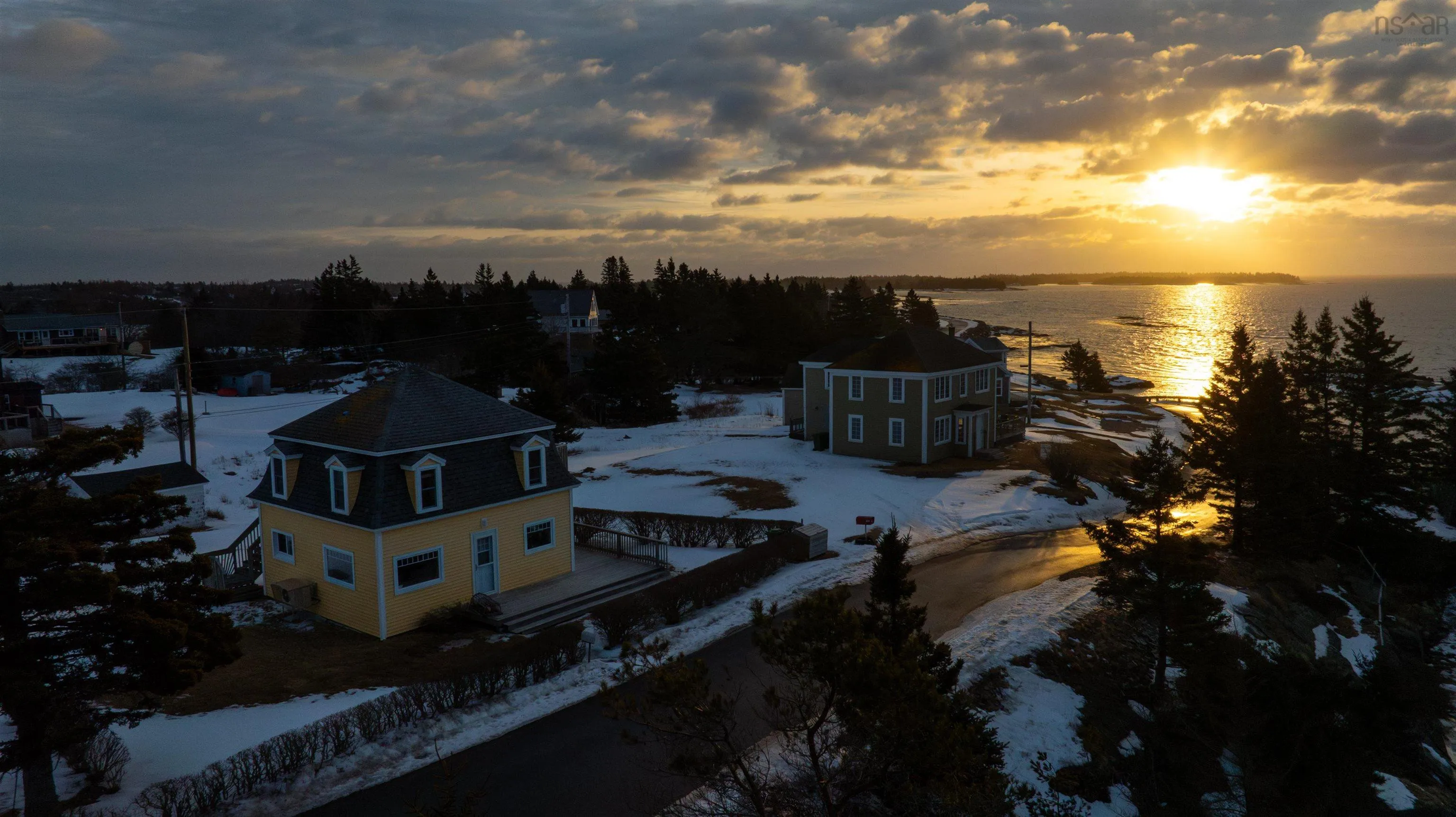 125 The Point Road, Blue Rocks, NS B0J 2C0, 2 Bedrooms Bedrooms, ,3 BathroomsBathrooms,Residential,For Sale,The Point,202521988