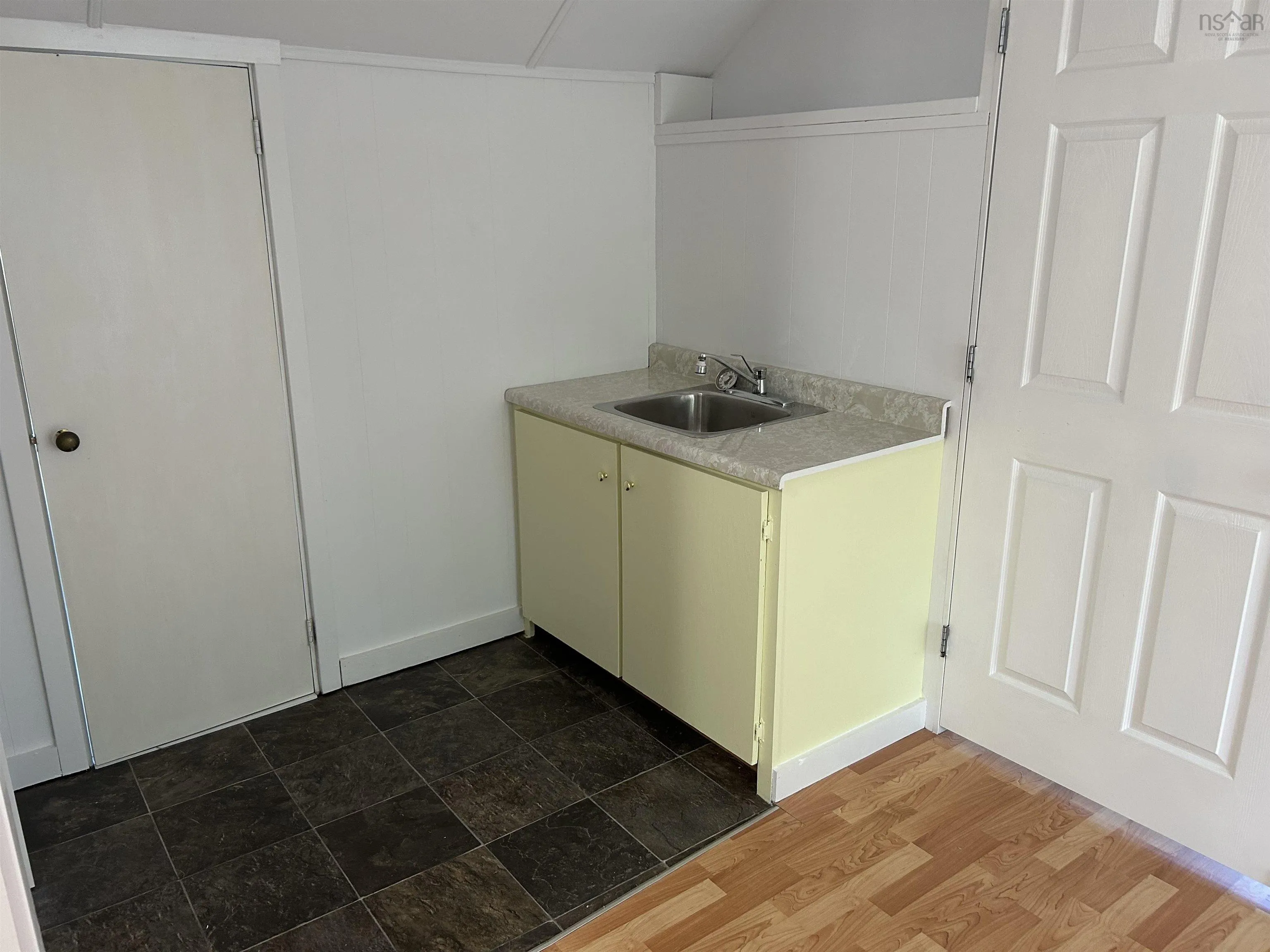 25 Cumberland Street, Yarmouth, NS B5A 1C9, 4 Bedrooms Bedrooms, ,2 BathroomsBathrooms,Residential,For Sale,Cumberland,202513617