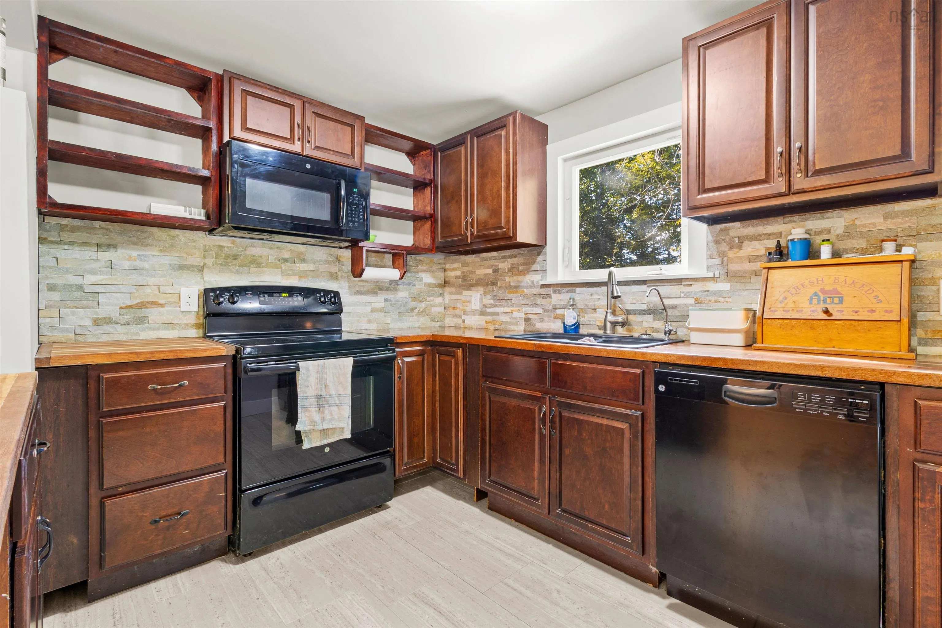 6 Beech Hill Road, Seabright, NS B3Z 3A2, 2 Bedrooms Bedrooms, ,1 BathroomBathrooms,Residential,For Sale,Beech Hill,202524906