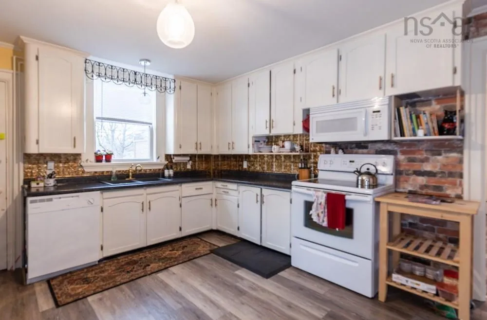 45 Alma Street, Yarmouth Ns B5a 3g7, 4 Bedrooms Bedrooms, ,2 BathroomsBathrooms,Residential,For Sale,Alma,202509748