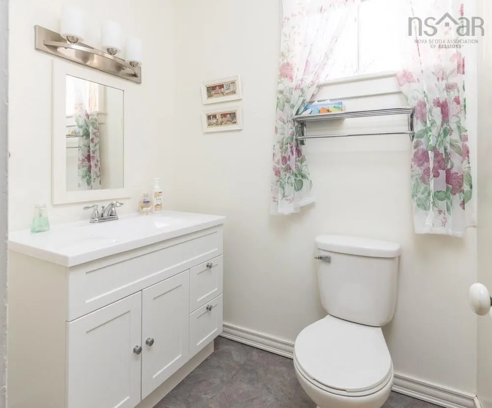 45 Alma Street, Yarmouth Ns B5a 3g7, 4 Bedrooms Bedrooms, ,2 BathroomsBathrooms,Residential,For Sale,Alma,202509748