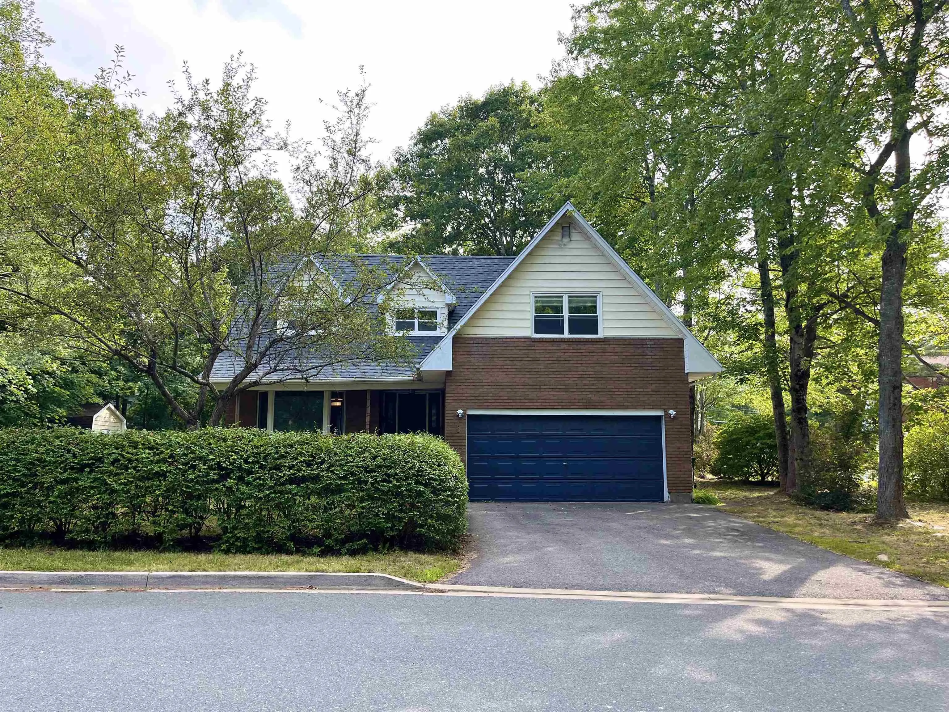 6 Duke Street, Bridgewater, NS B4V 1K4, 4 Bedrooms Bedrooms, ,4 BathroomsBathrooms,Residential,For Sale,Duke,202520077