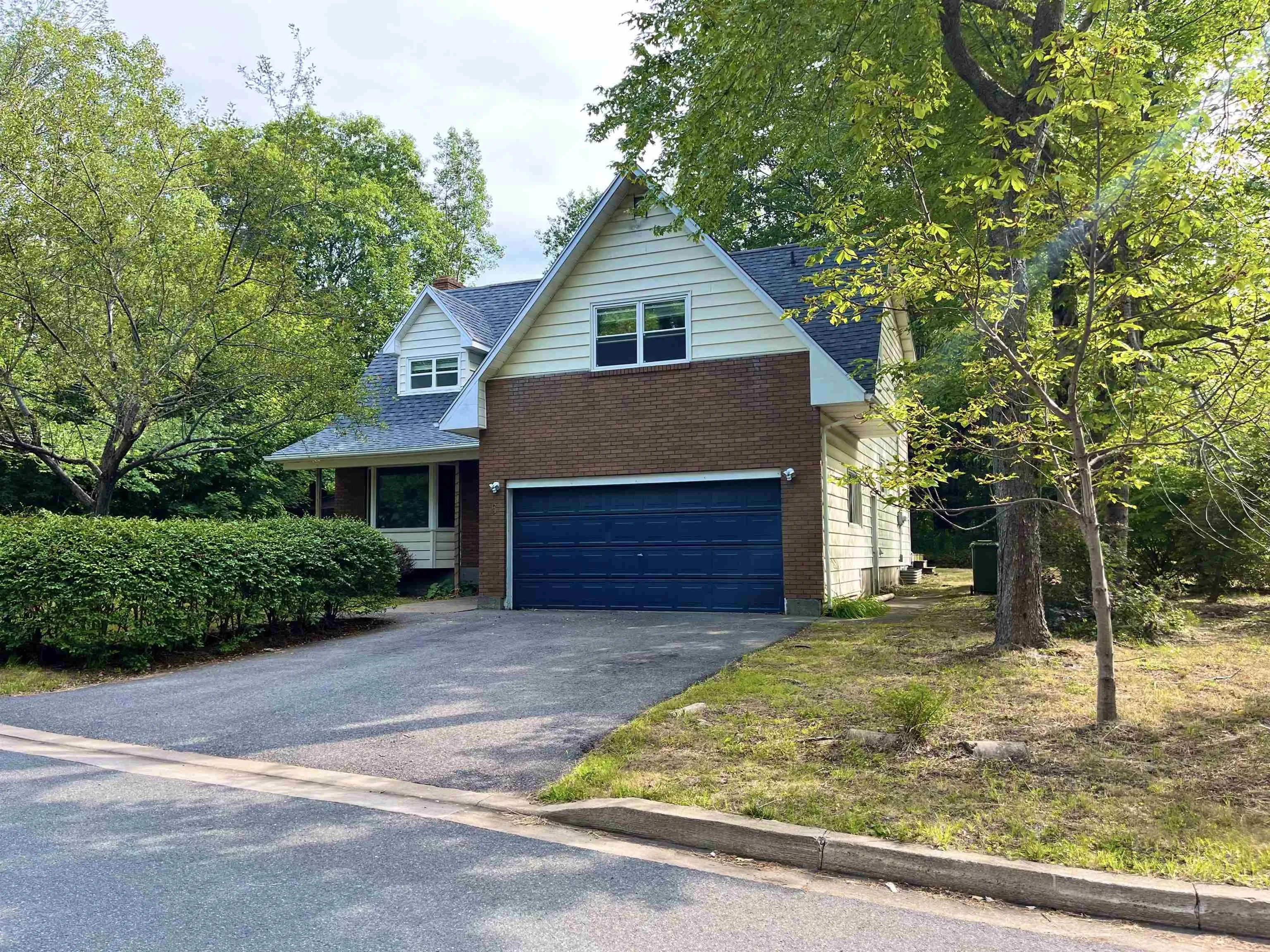 6 Duke Street, Bridgewater, NS B4V 1K4, 4 Bedrooms Bedrooms, ,4 BathroomsBathrooms,Residential,For Sale,Duke,202520077
