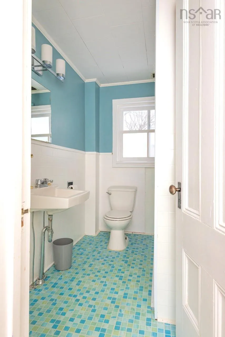94 Hopson Street, Lunenburg, NS B0J 2C0, ,Residential Income,For Sale,Hopson,202520946