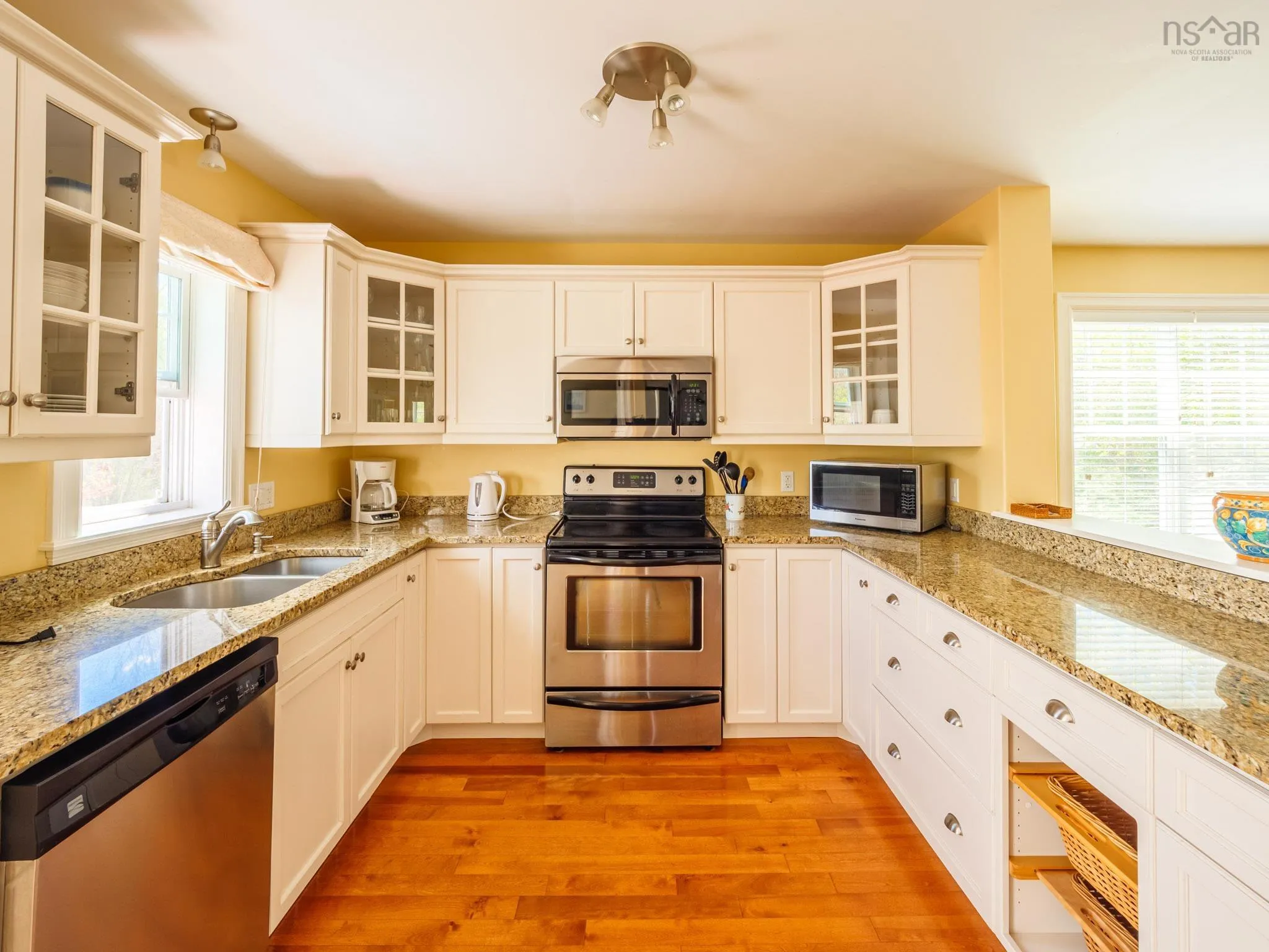 128 - 130 Victoria Street, Chester Ns B0j 1j0, 6 Bedrooms Bedrooms, ,8 BathroomsBathrooms,Residential,For Sale,Victoria,202414516