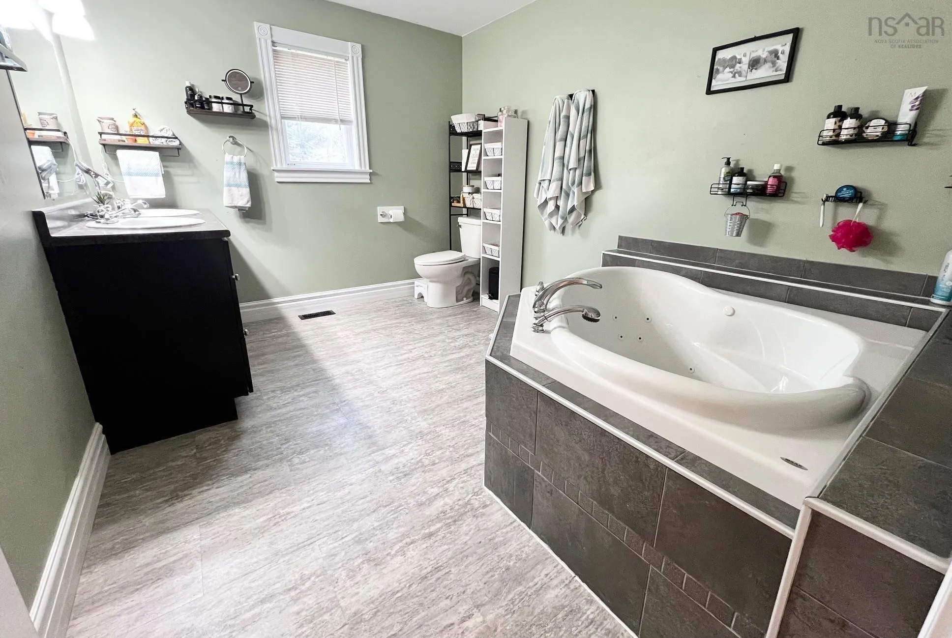 6 Roslindale Drive, Truro Heights, NS B6L 1T2, 4 Bedrooms Bedrooms, ,2 BathroomsBathrooms,Residential,For Sale,Roslindale,202518807