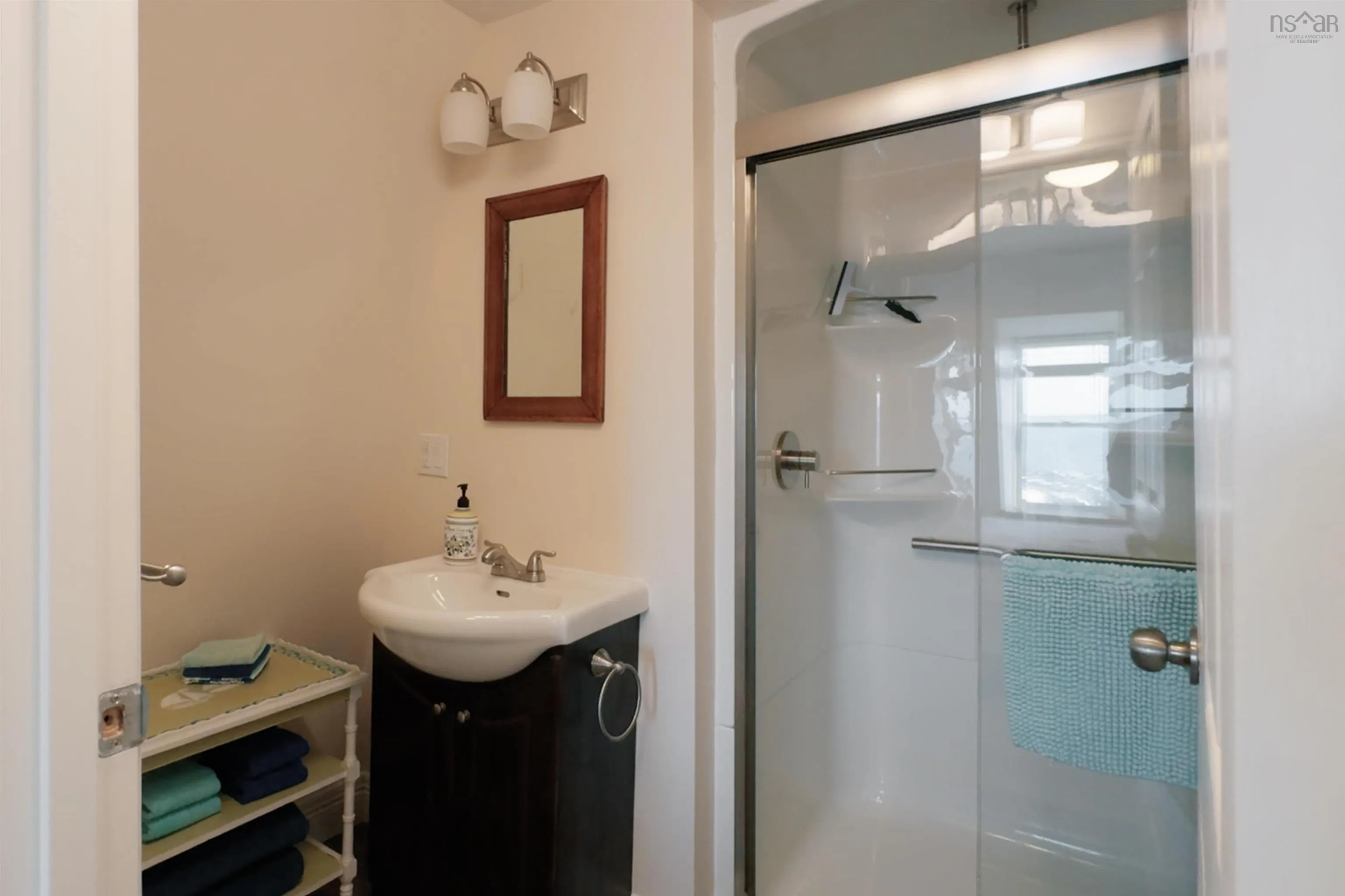125 The Point Road, Blue Rocks, NS B0J 2C0, 2 Bedrooms Bedrooms, ,3 BathroomsBathrooms,Residential,For Sale,The Point,202521987