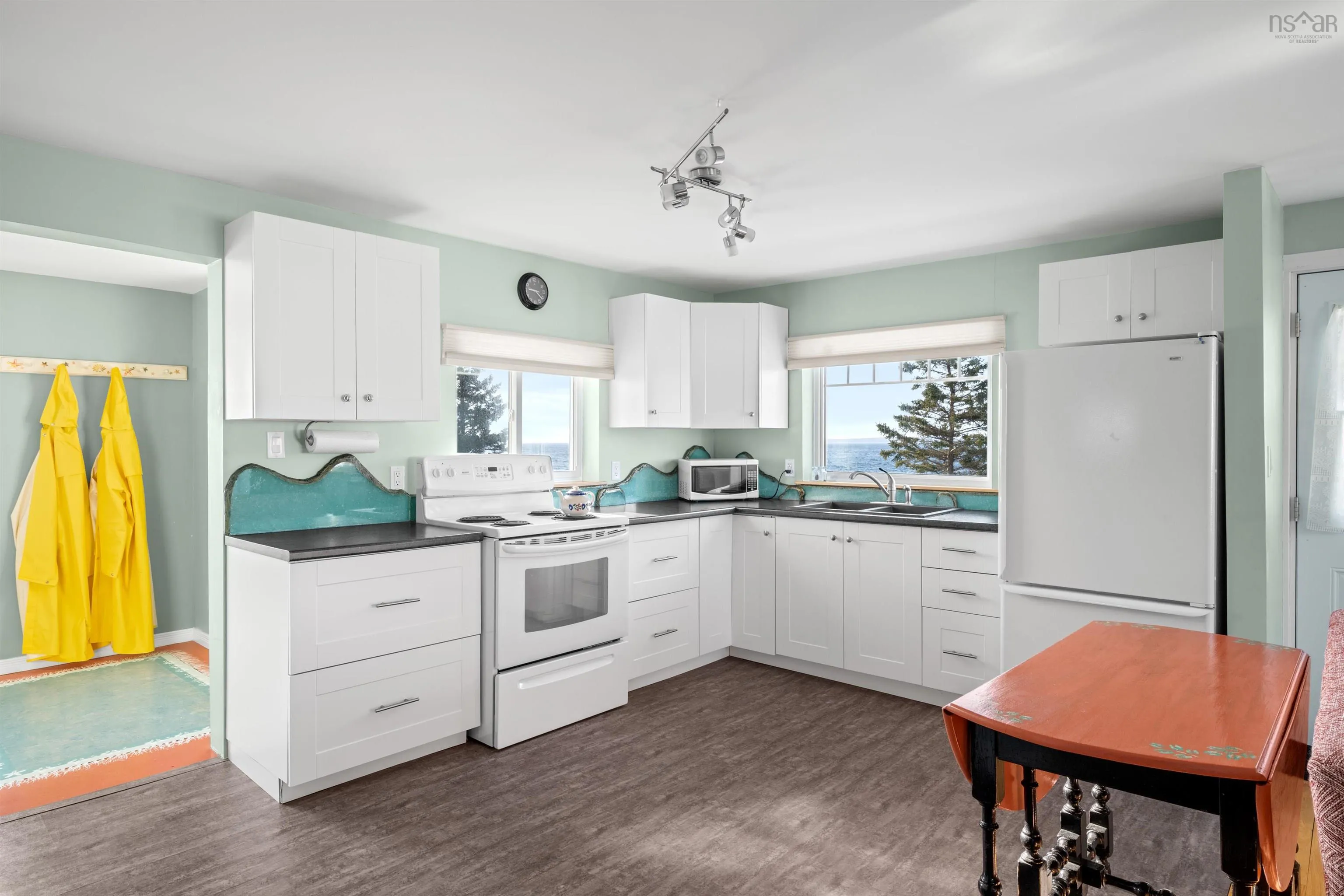 125 The Point Road, Blue Rocks, NS B0J 2C0, 2 Bedrooms Bedrooms, ,3 BathroomsBathrooms,Residential,For Sale,The Point,202521987