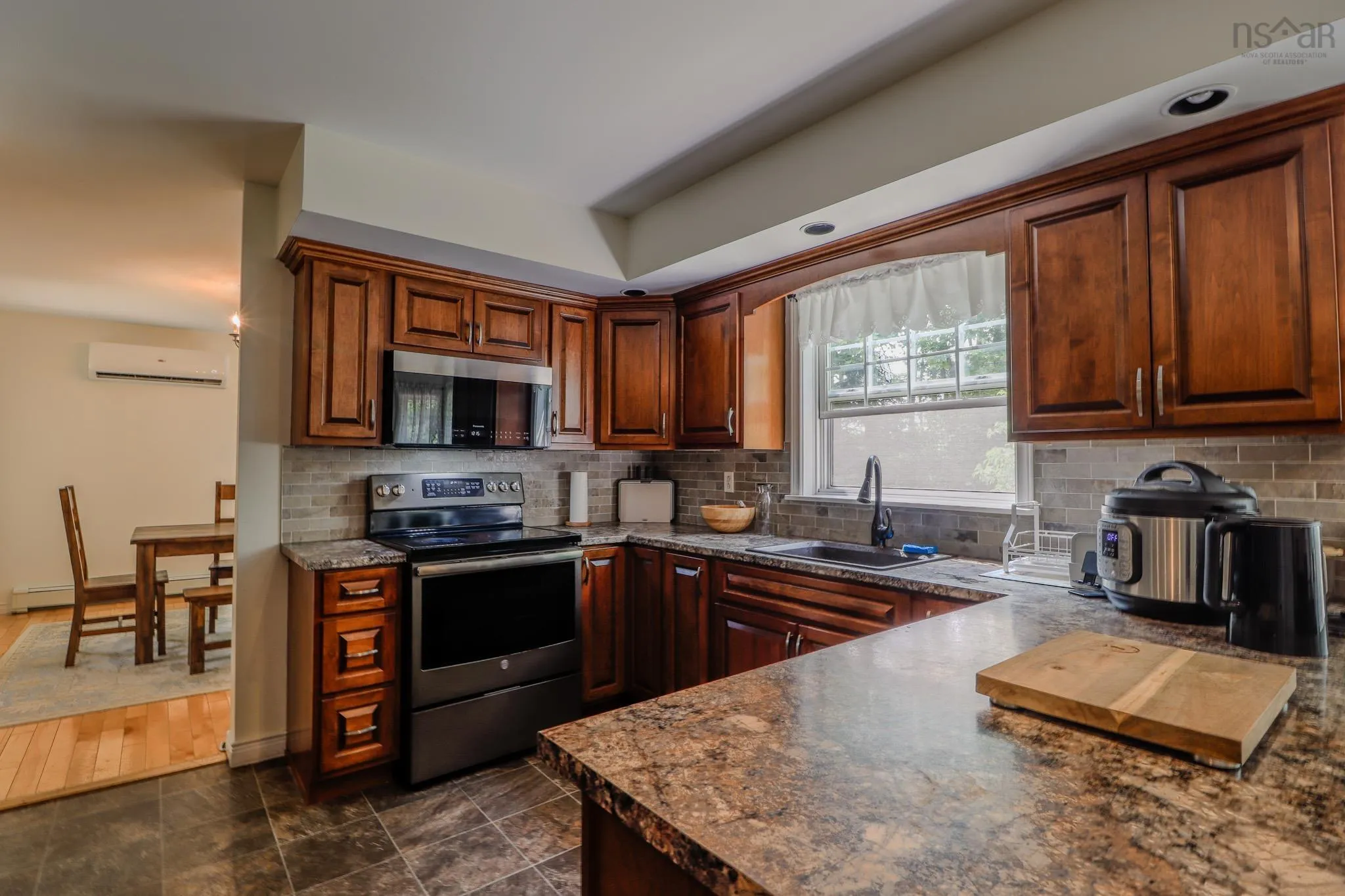 36 Amberwood Crescent, Westmount, NS B1R 2J8, 3 Bedrooms Bedrooms, ,4 BathroomsBathrooms,Residential,For Sale,Amberwood,202520996