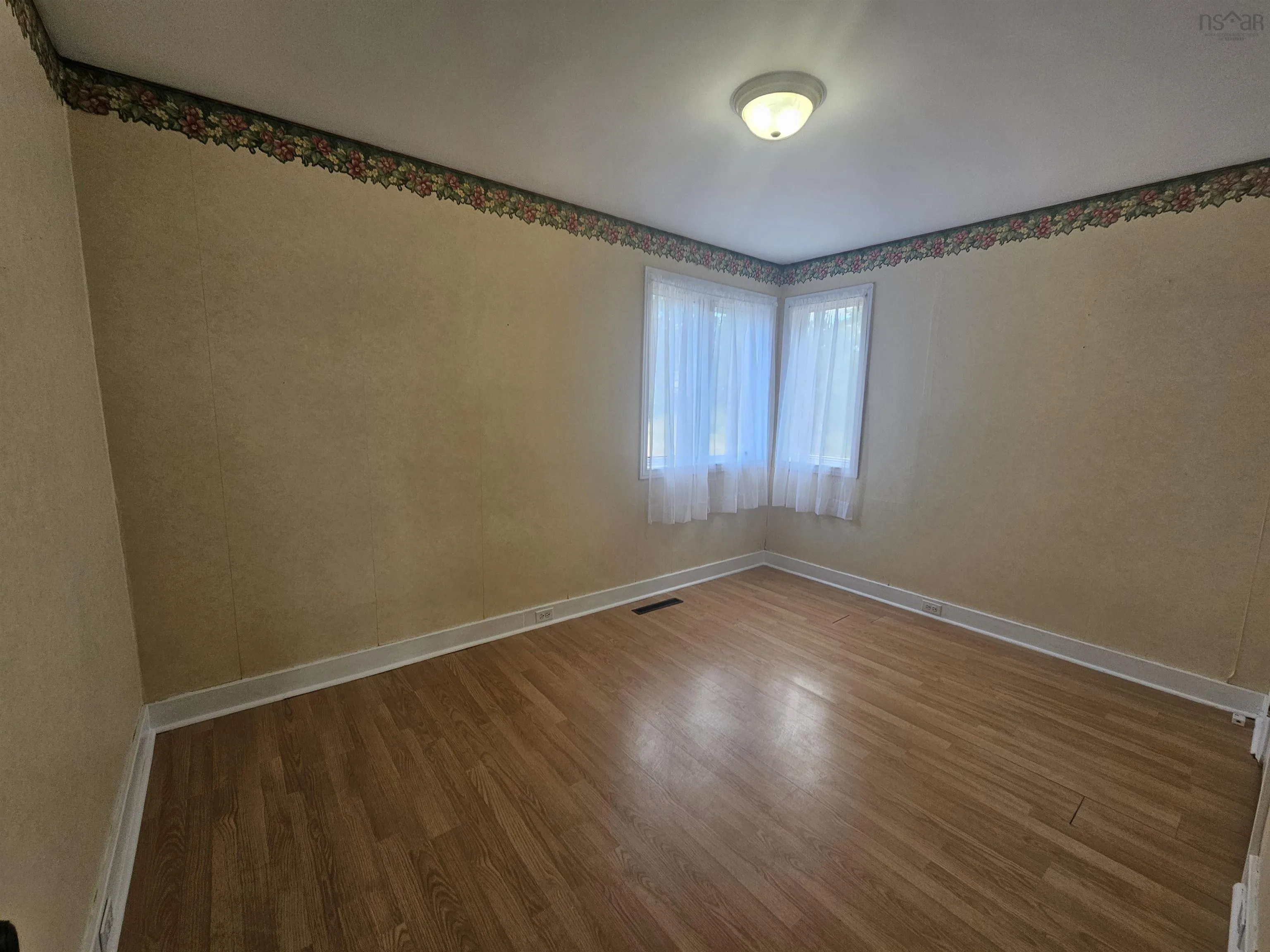 92 Queen Street, North Sydney, NS B2A 1A6, 6 Bedrooms Bedrooms, ,2 BathroomsBathrooms,Residential,For Sale,Queen,202521204