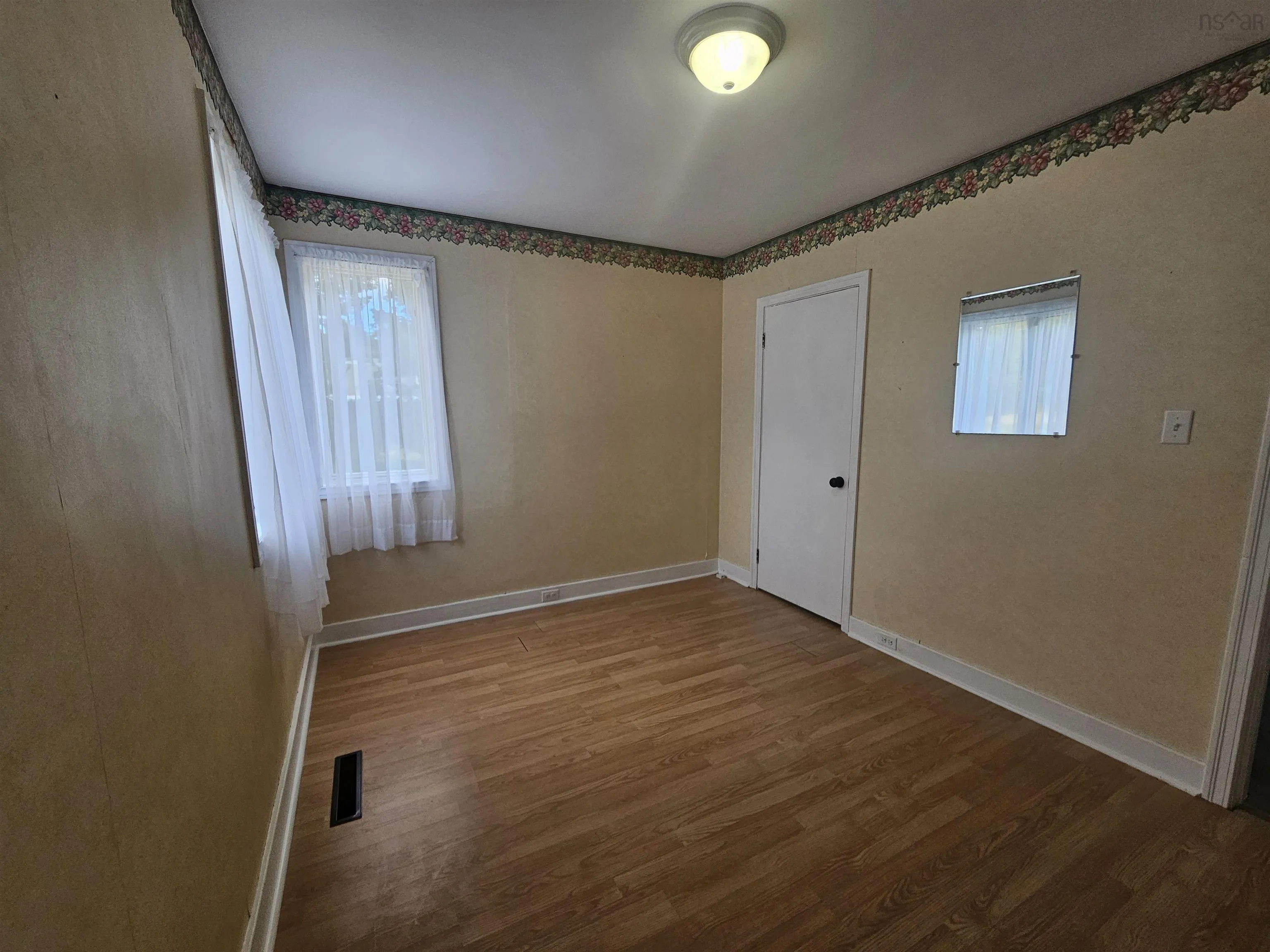 92 Queen Street, North Sydney, NS B2A 1A6, 6 Bedrooms Bedrooms, ,2 BathroomsBathrooms,Residential,For Sale,Queen,202521204