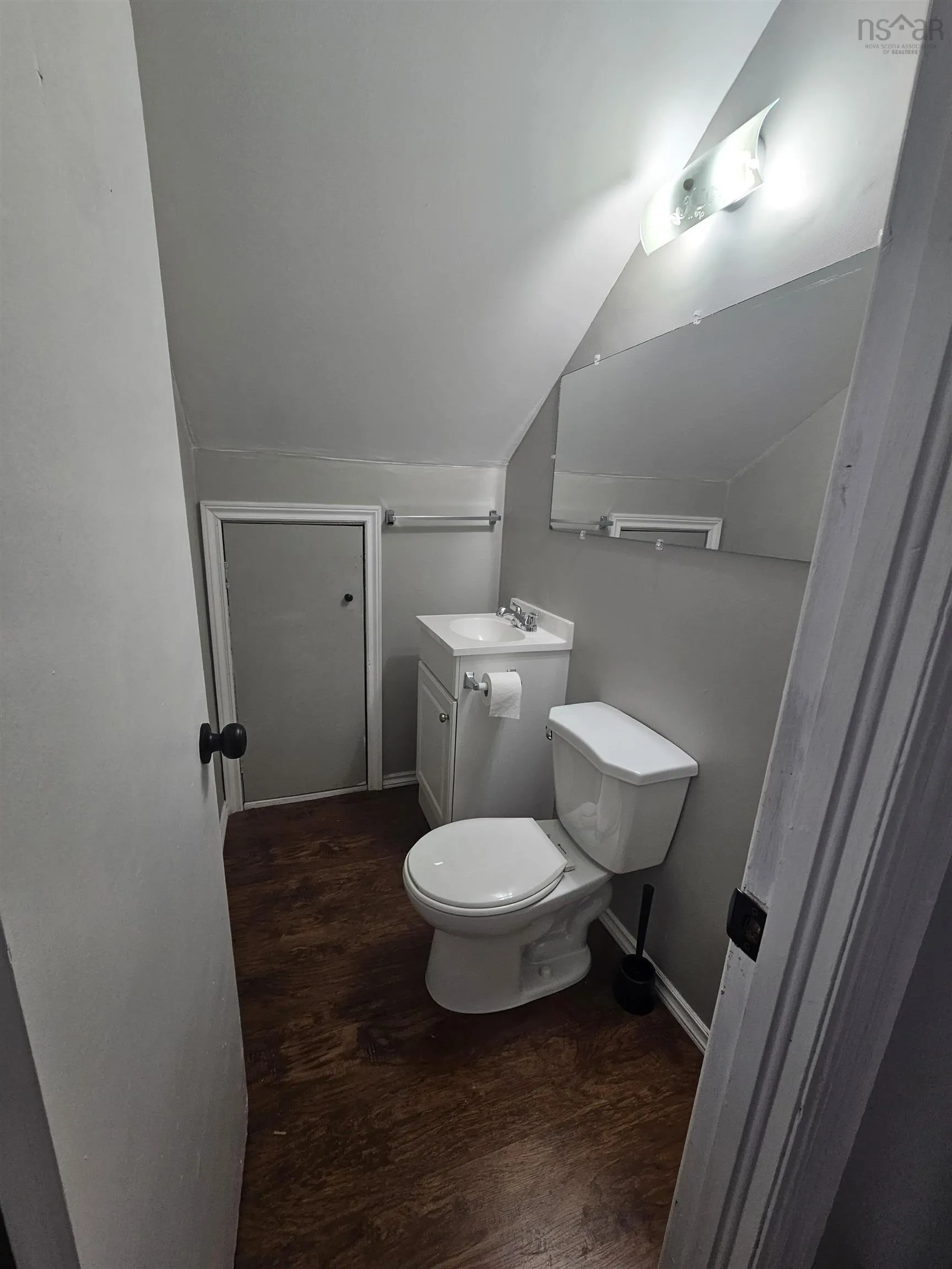 92 Queen Street, North Sydney, NS B2A 1A6, 6 Bedrooms Bedrooms, ,2 BathroomsBathrooms,Residential,For Sale,Queen,202521204